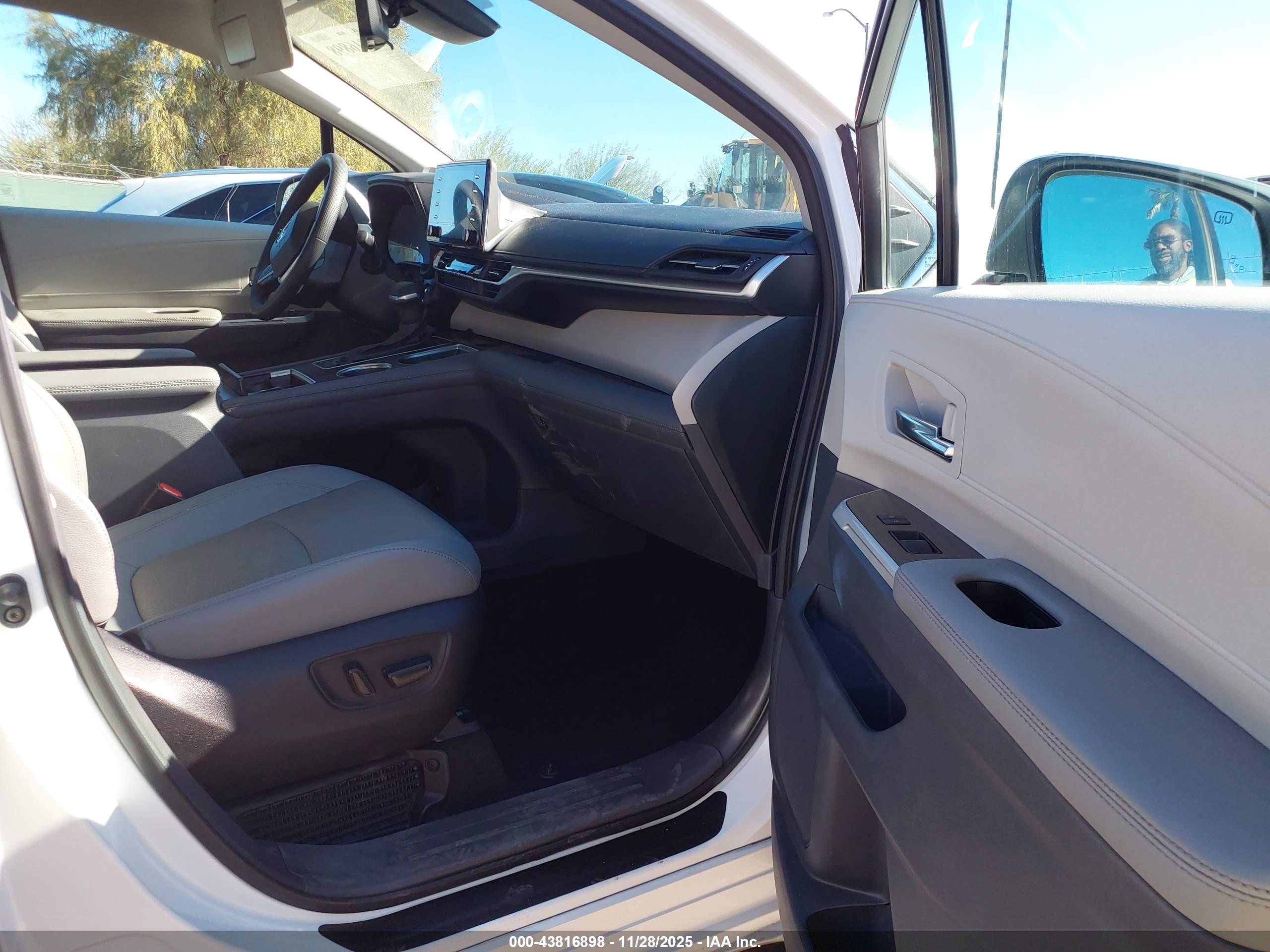 TOYOTA SIENNA image 5