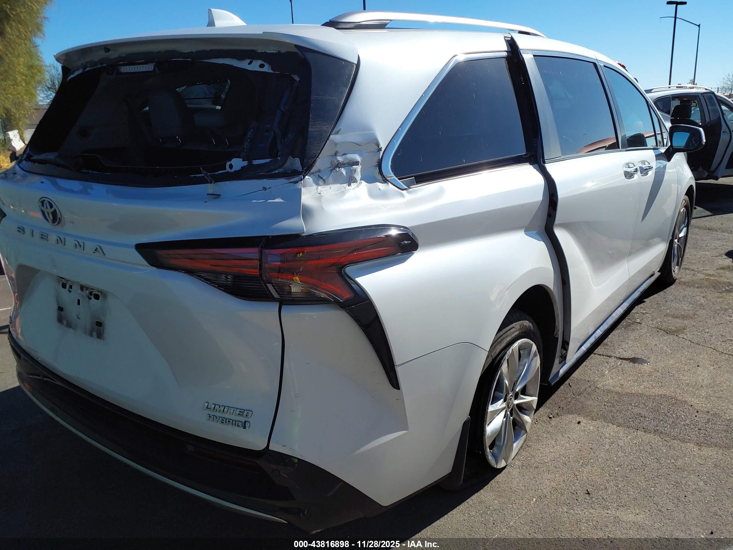 TOYOTA SIENNA image 6