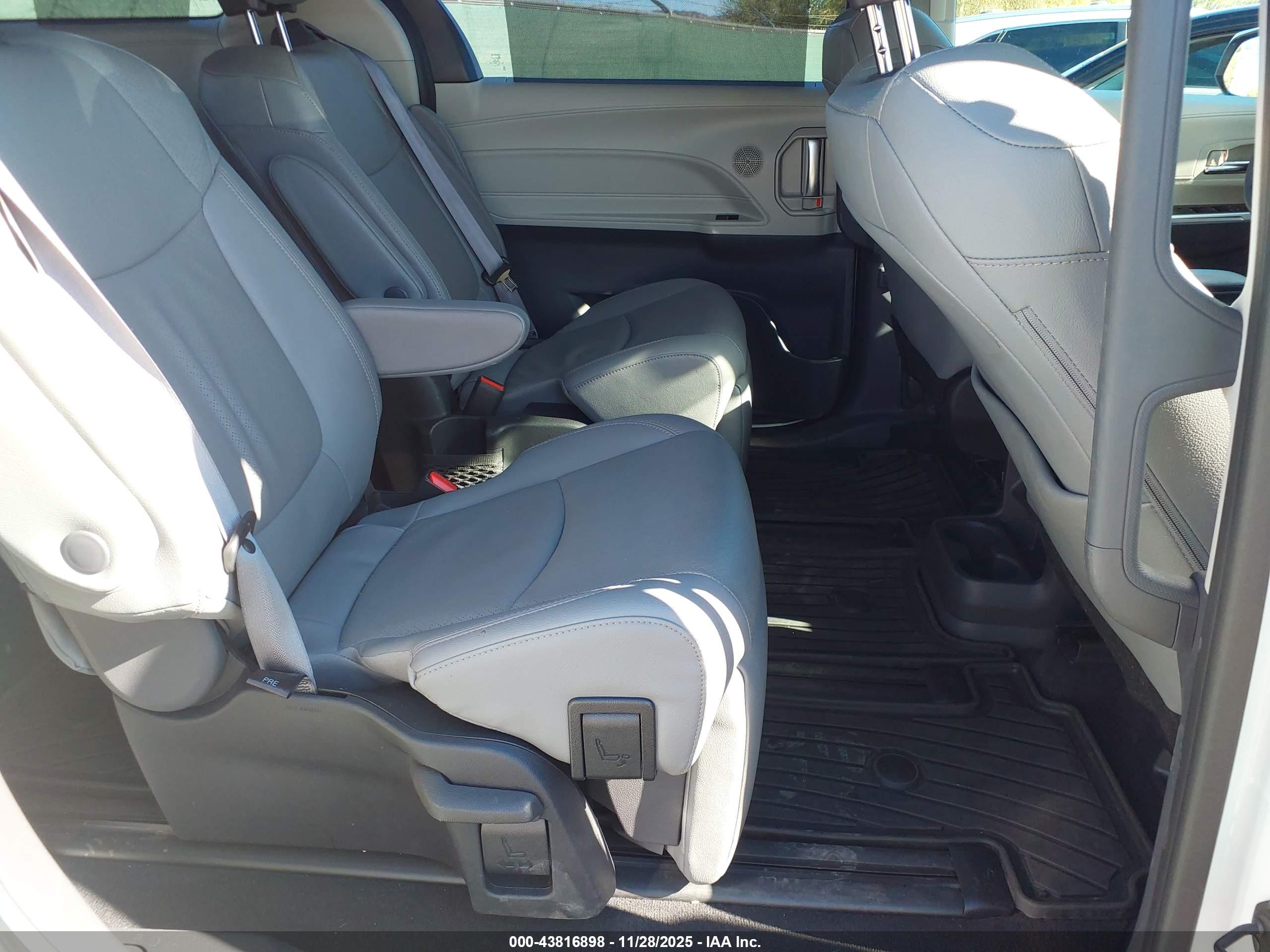 TOYOTA SIENNA image 8