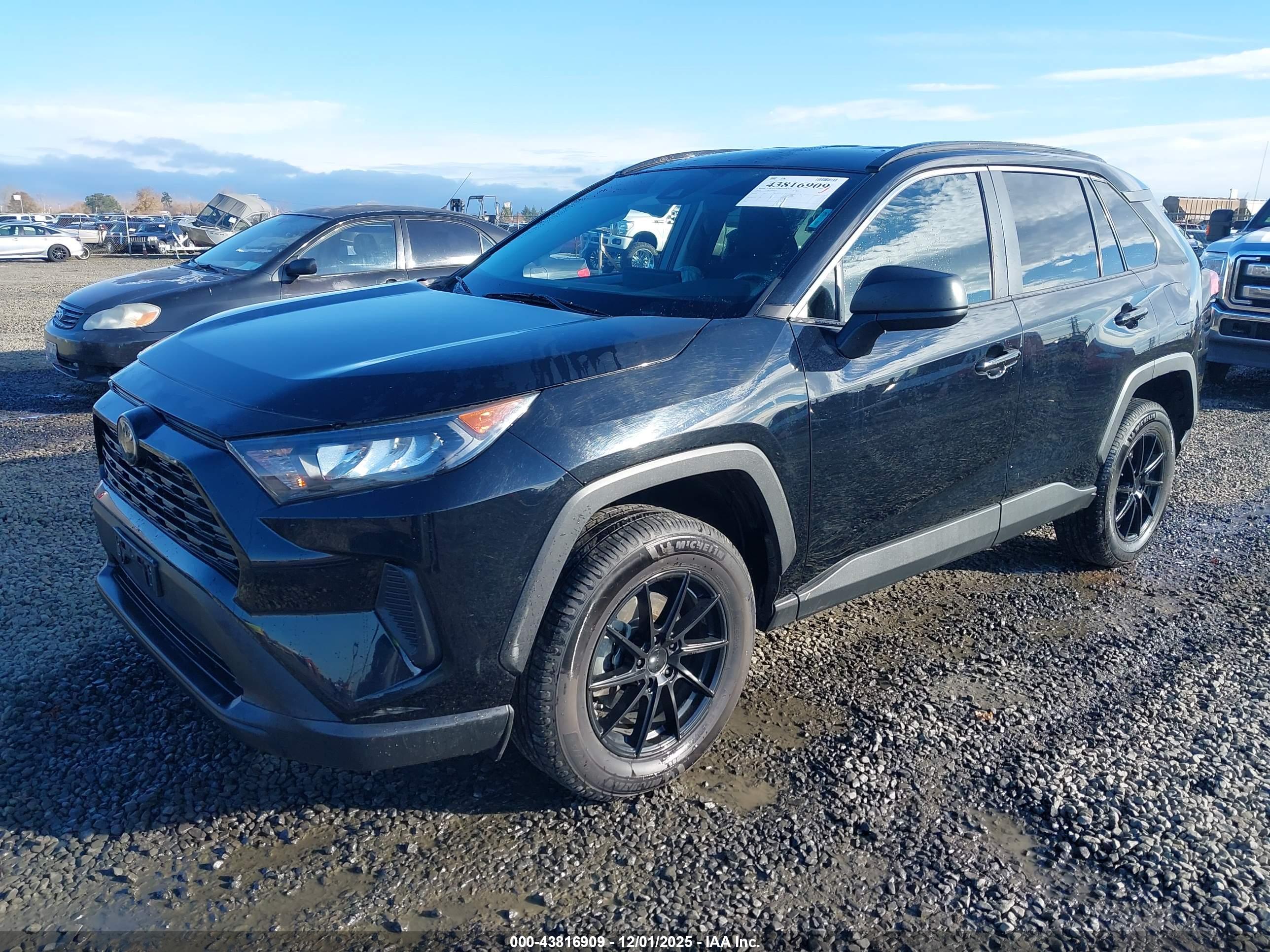 TOYOTA RAV4 image 2