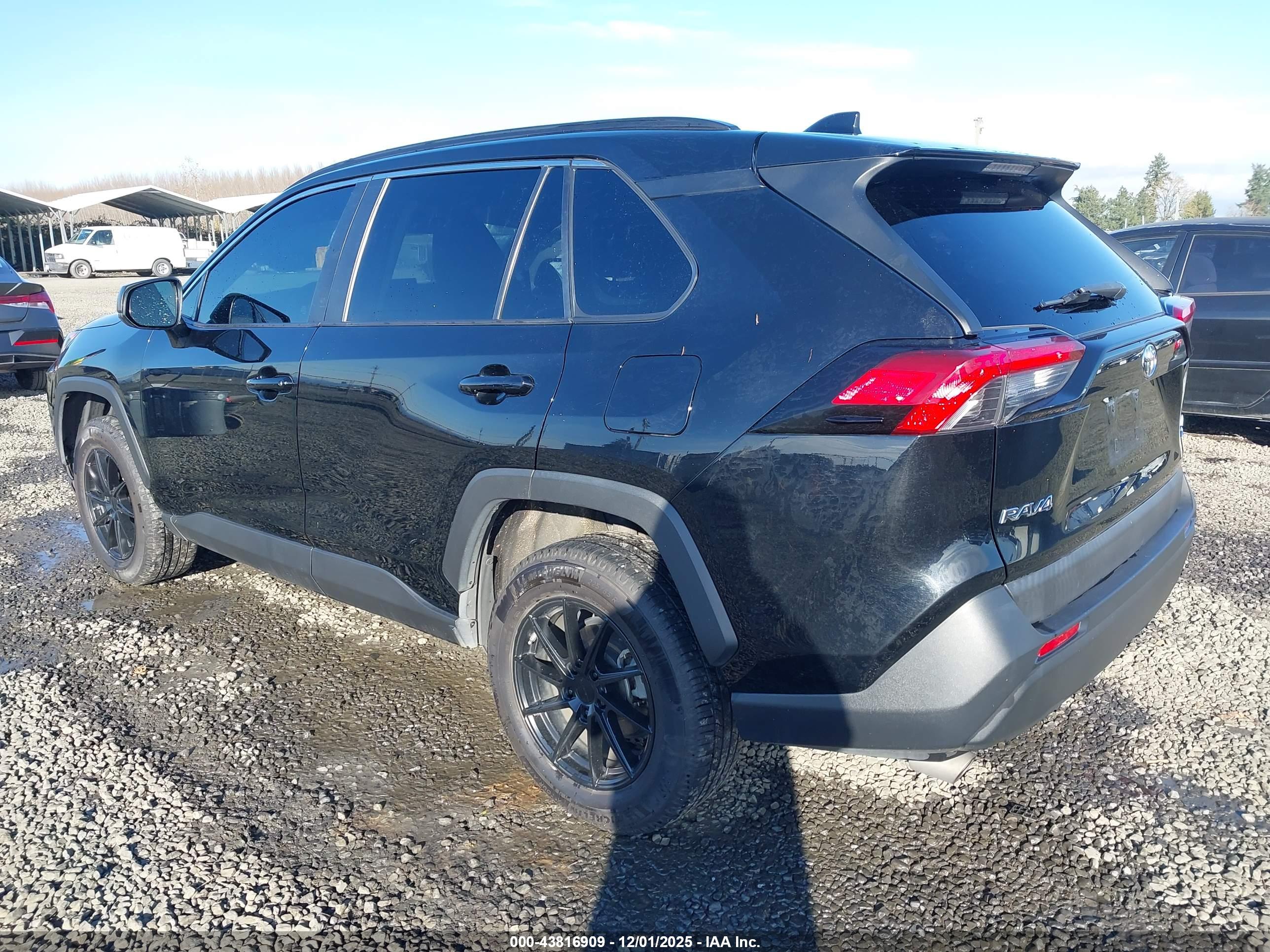 TOYOTA RAV4 image 3