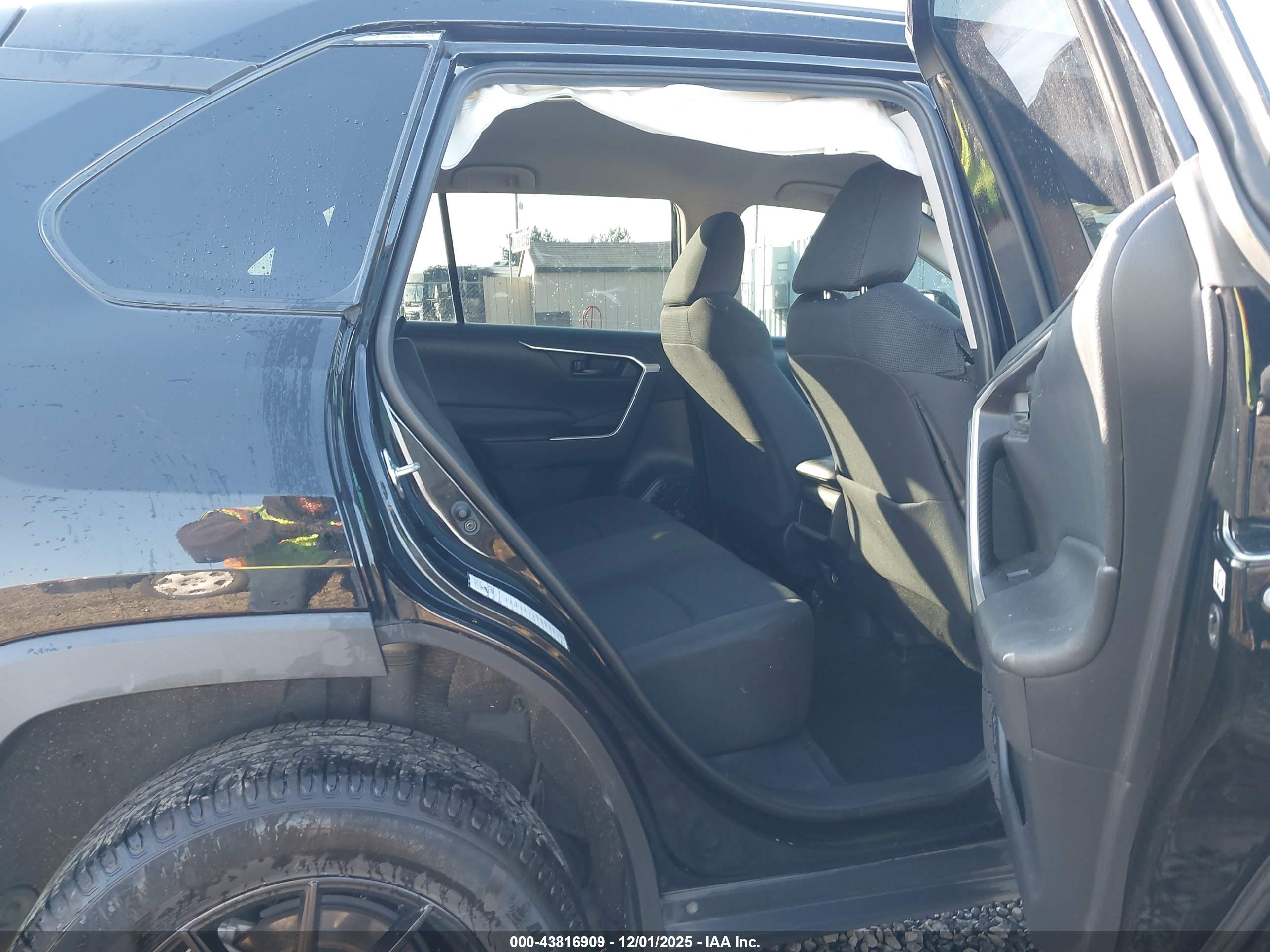 TOYOTA RAV4 image 8