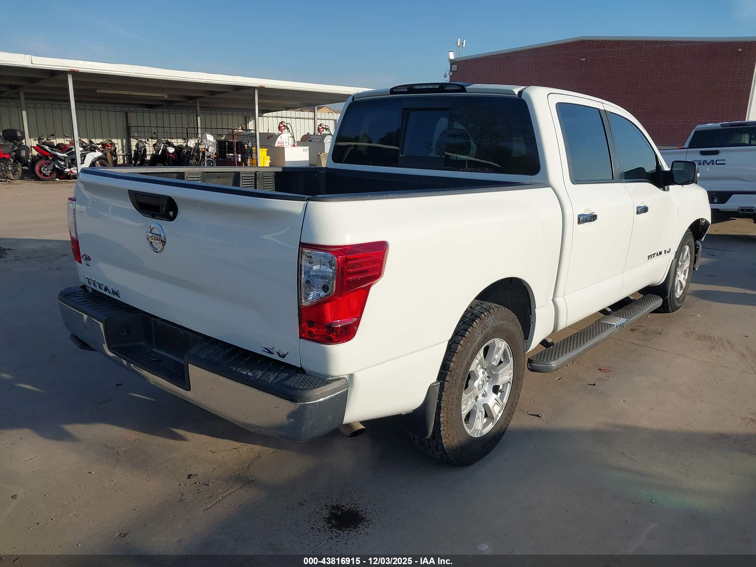 NISSAN TITAN image 4