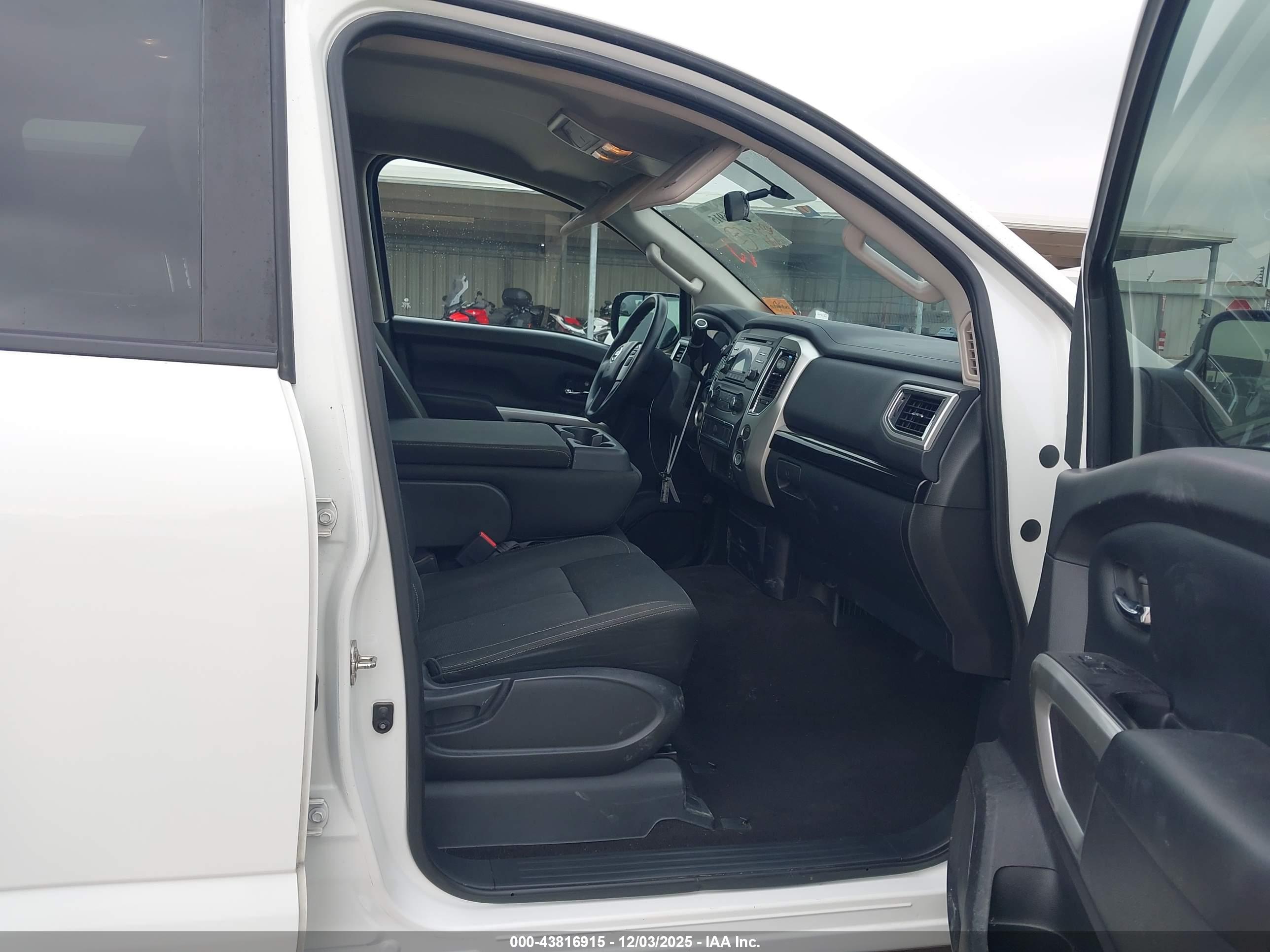 NISSAN TITAN image 5