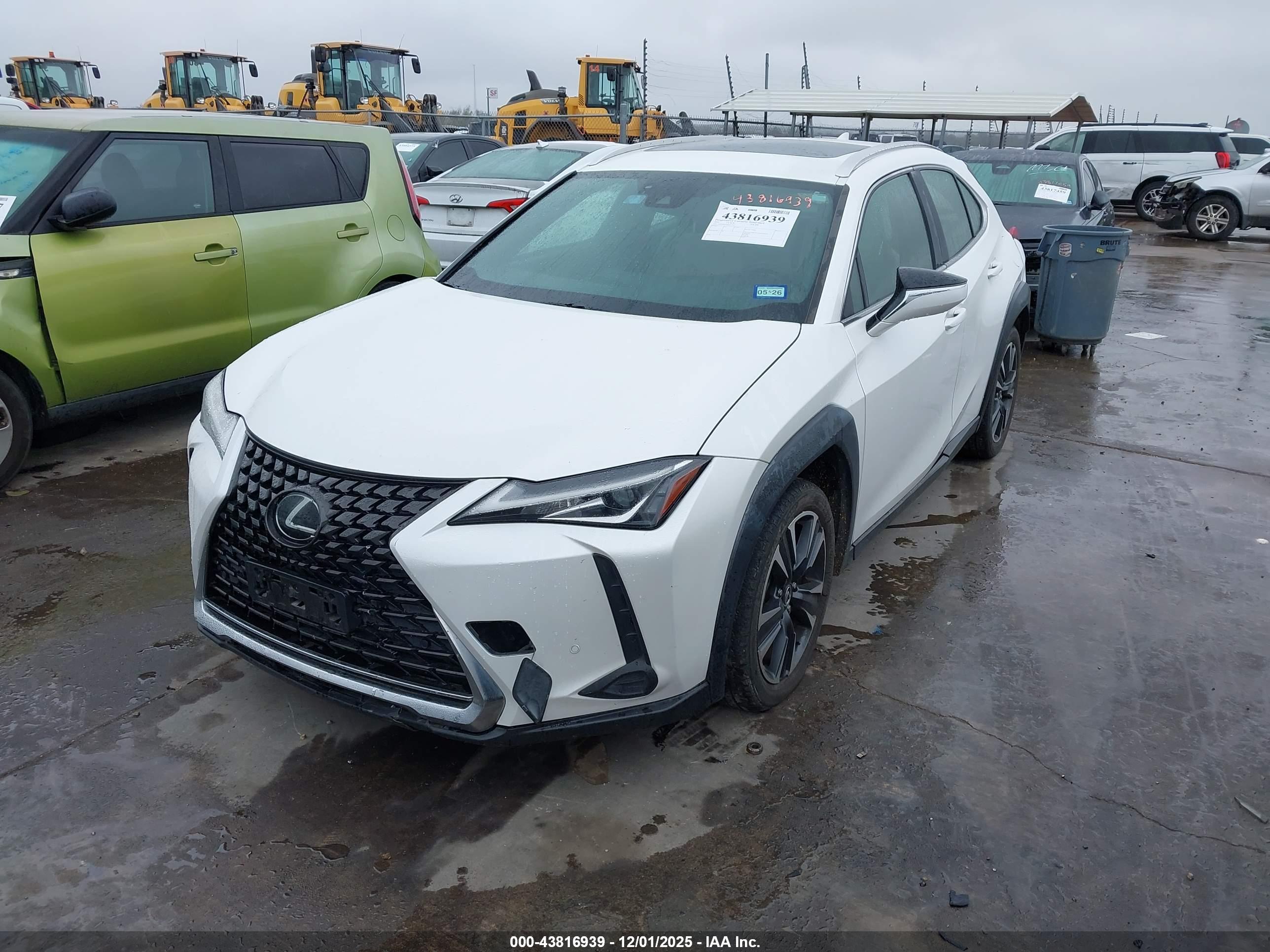 LEXUS UX image 2