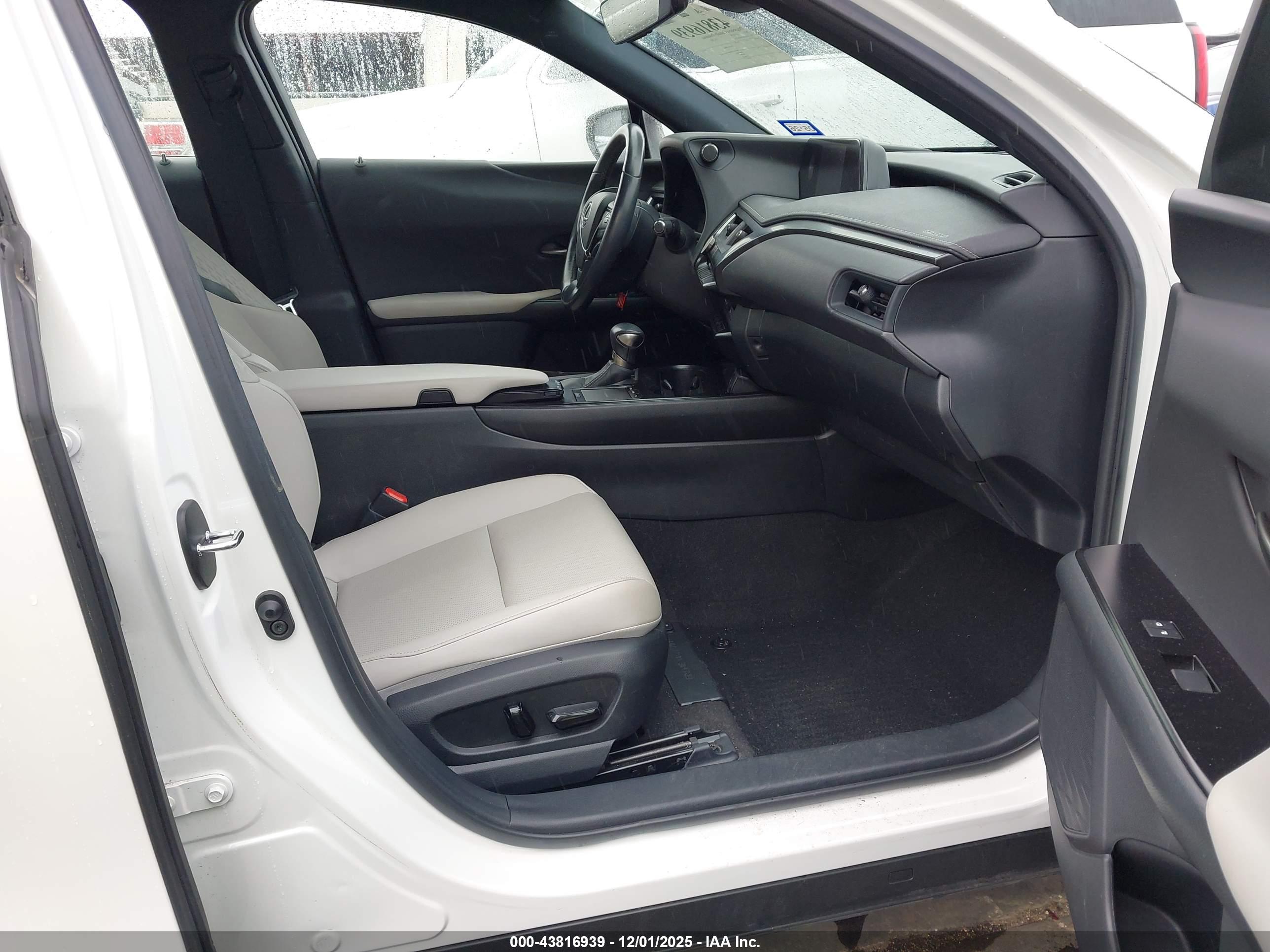 LEXUS UX image 5
