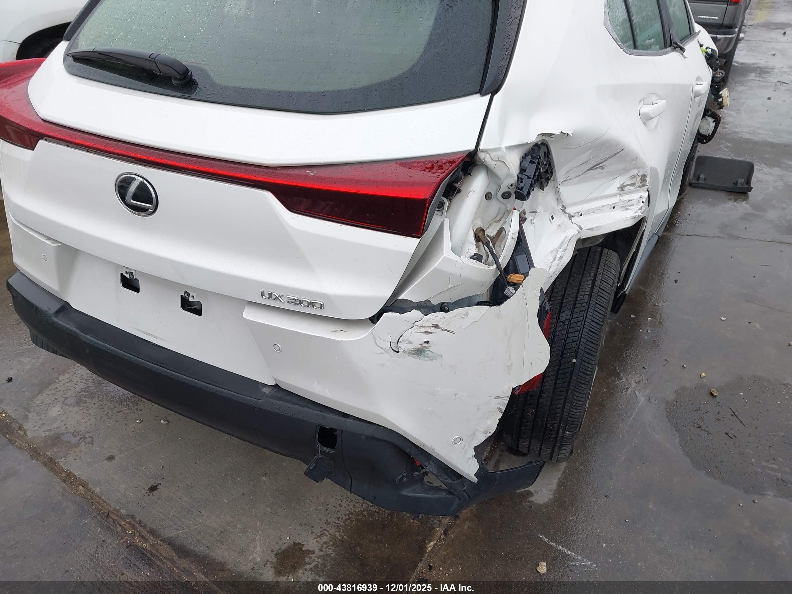 LEXUS UX image 6