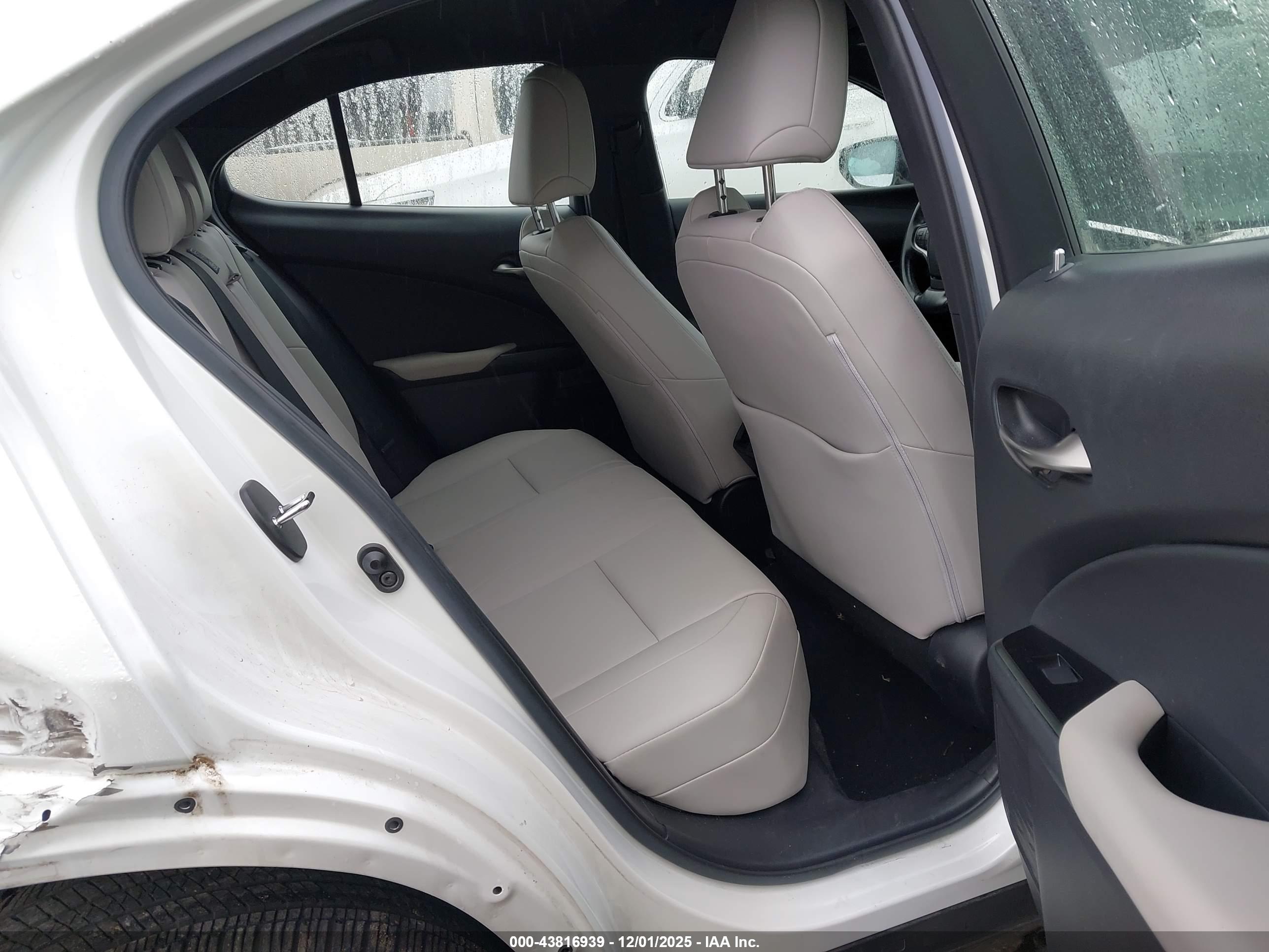 LEXUS UX image 8