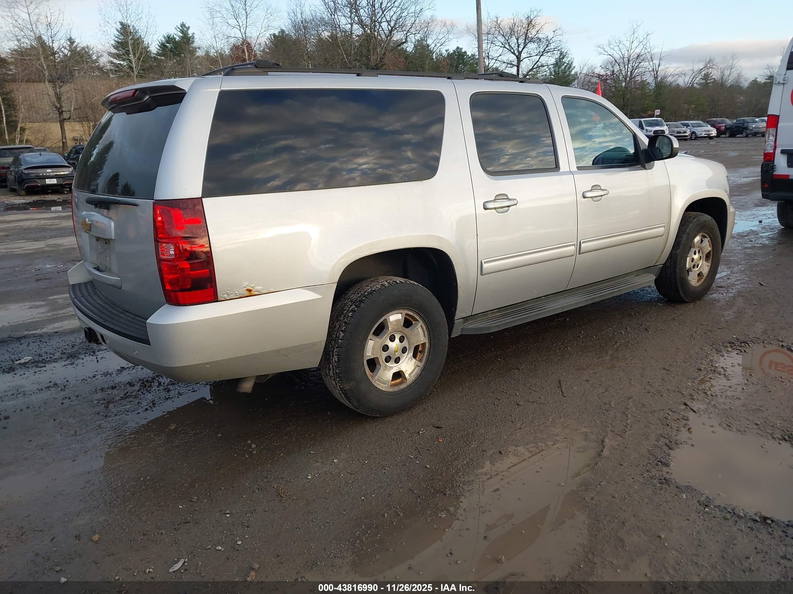 CHEVROLET SUBURBAN image 4