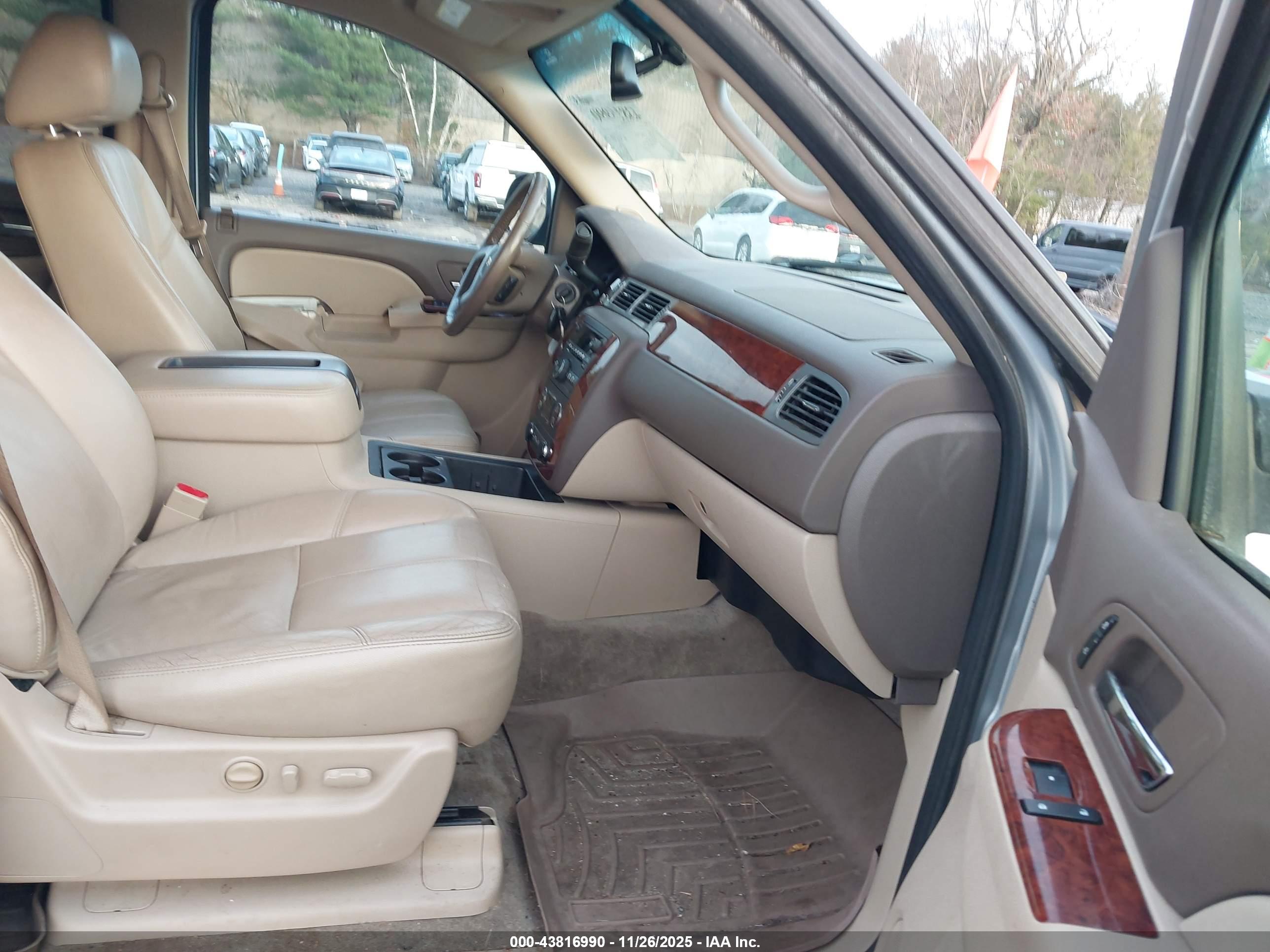 CHEVROLET SUBURBAN image 5