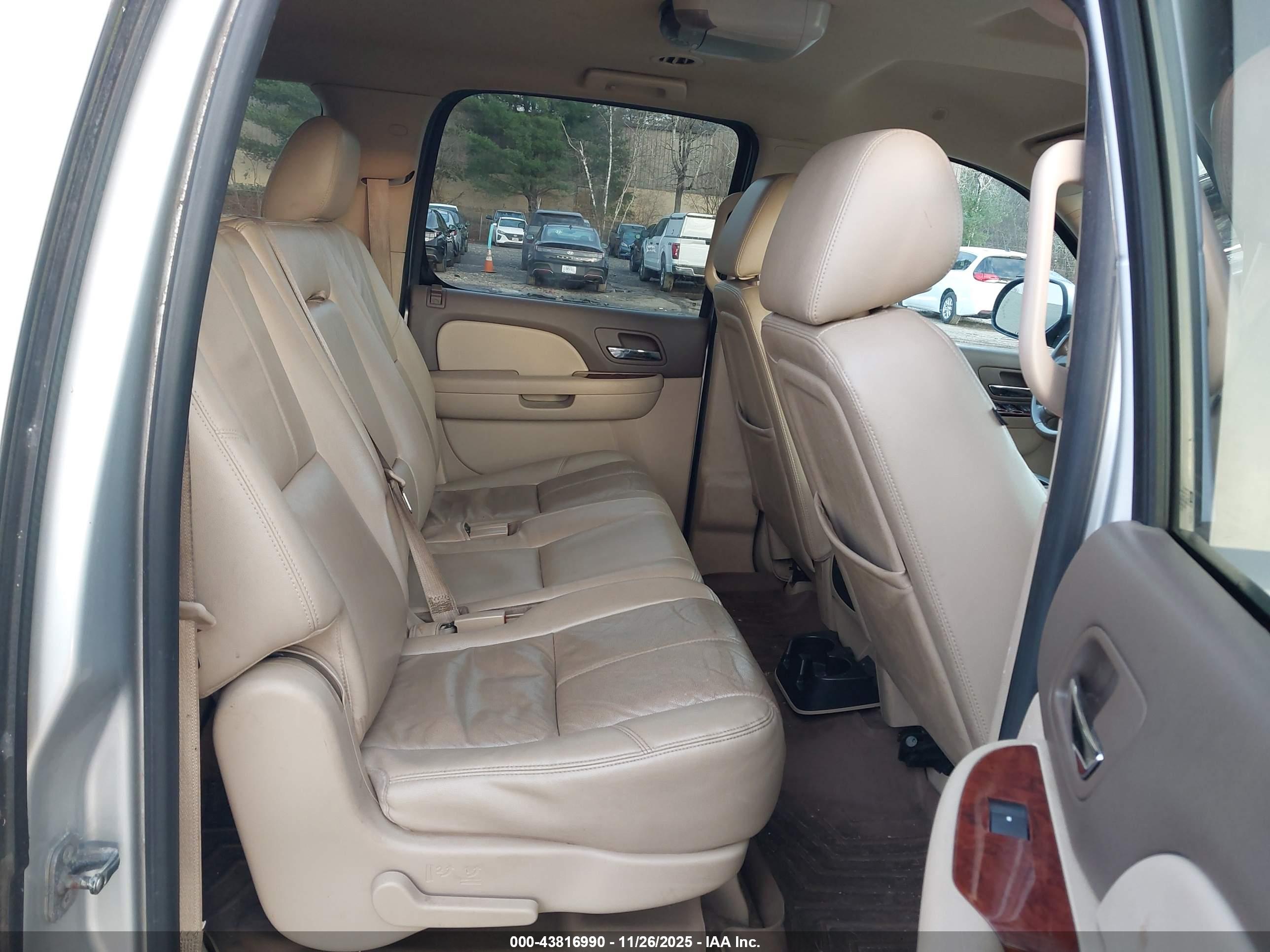 CHEVROLET SUBURBAN image 8