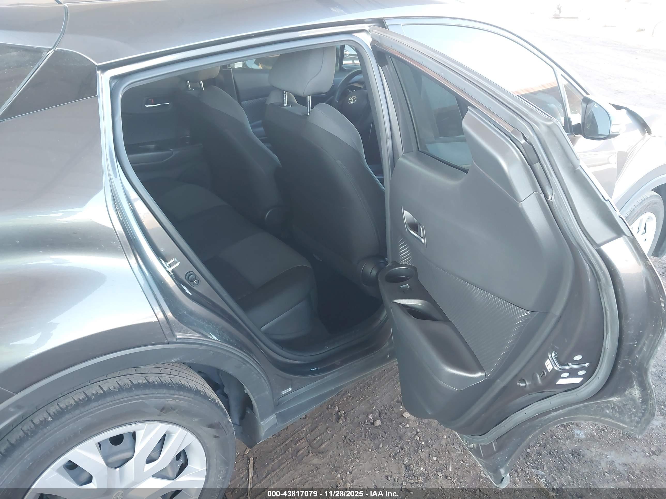 TOYOTA C-HR image 8