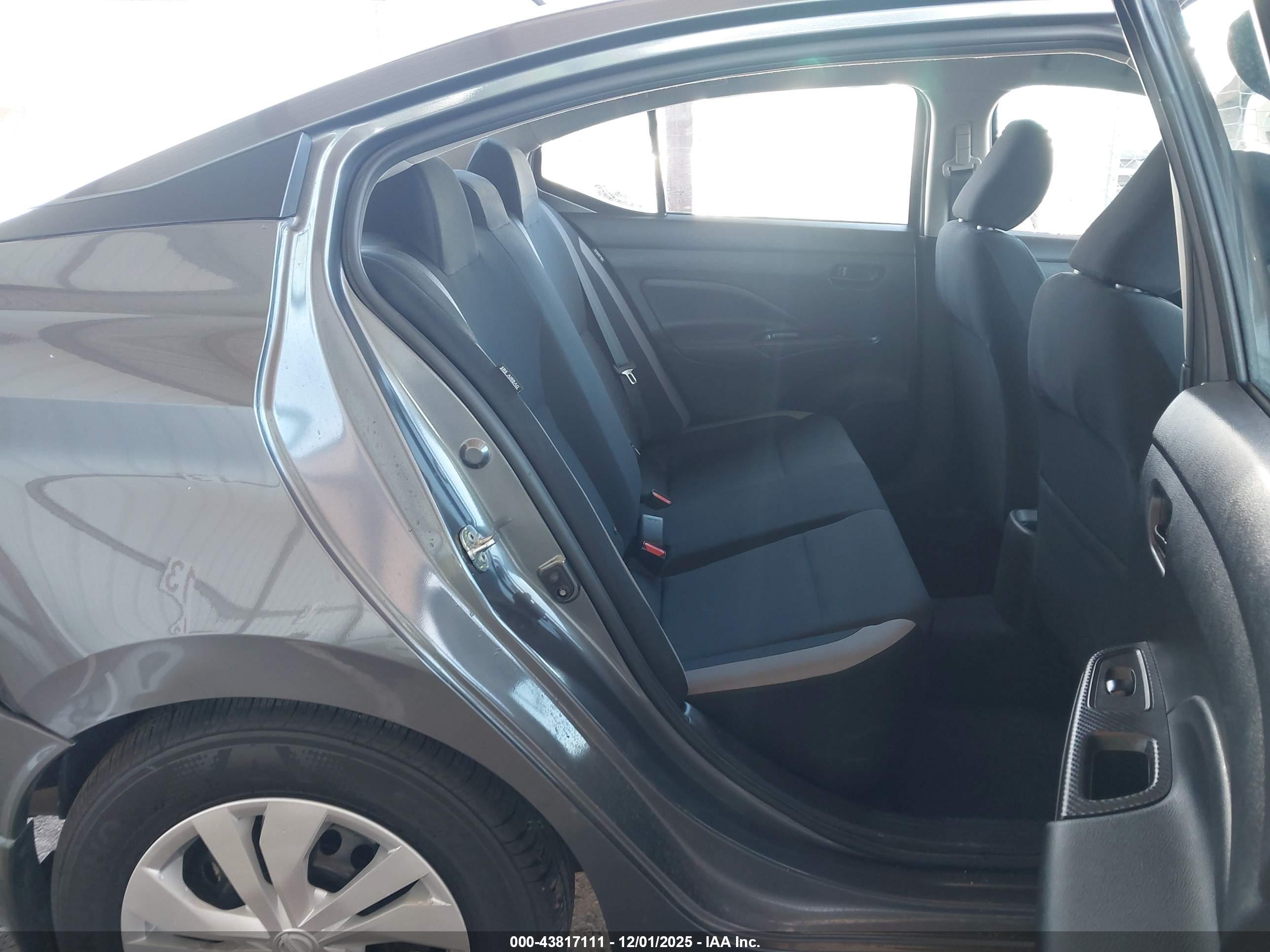 NISSAN VERSA image 8