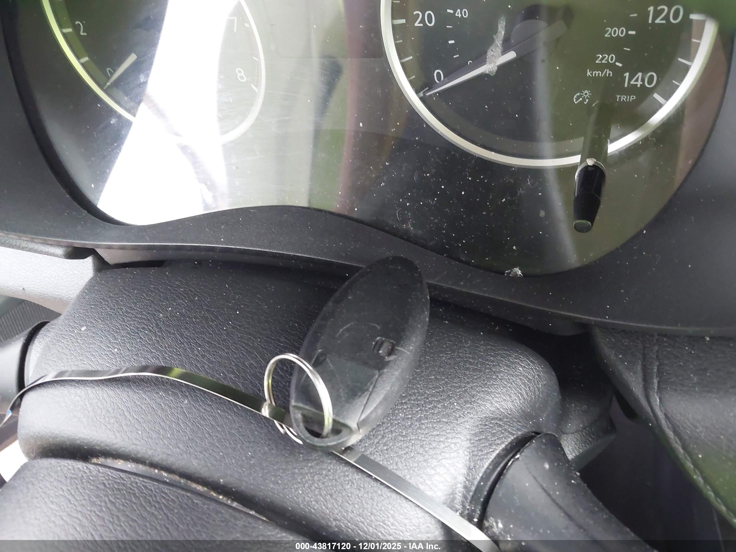 NISSAN VERSA image 11