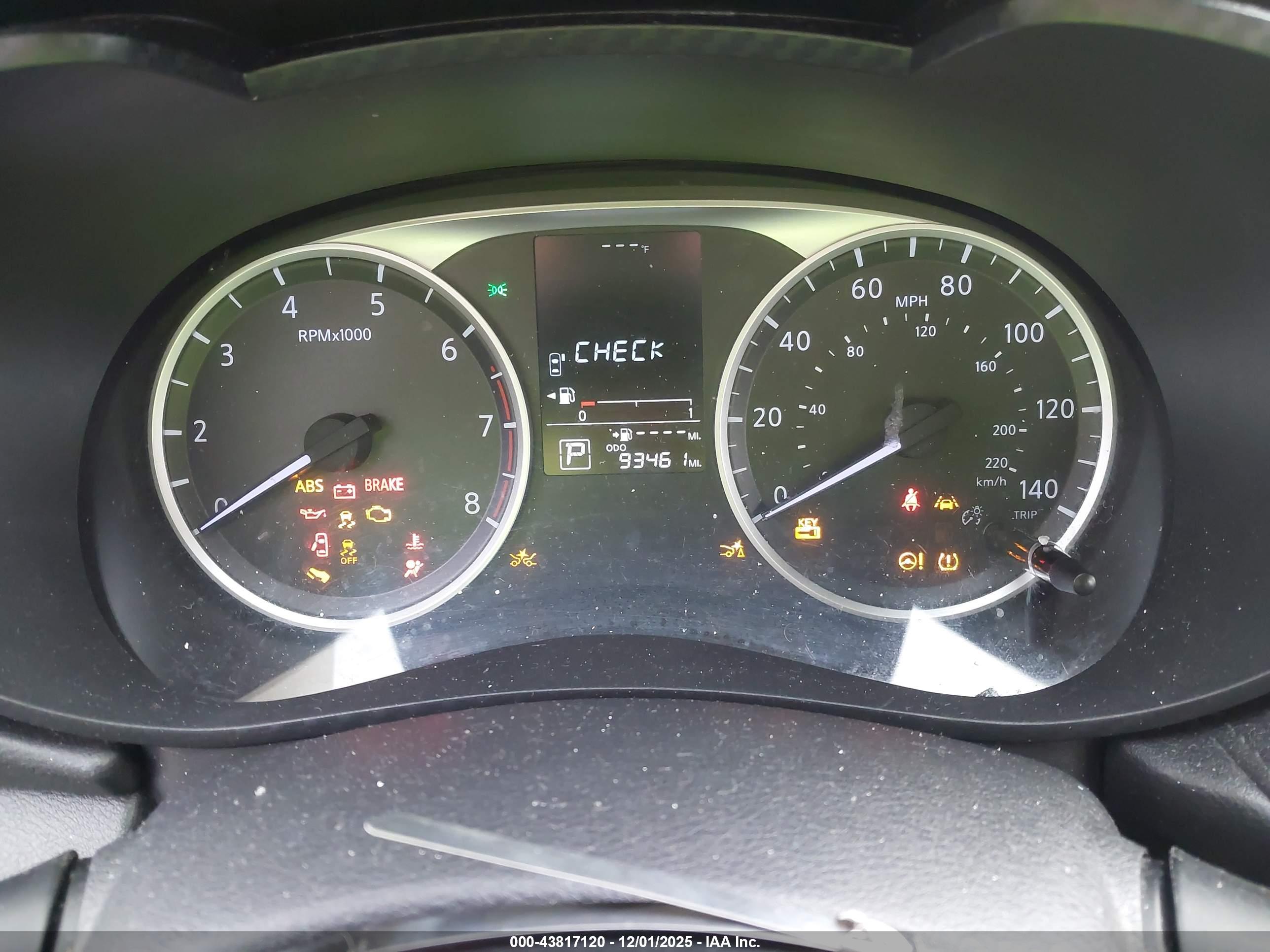 NISSAN VERSA image 7