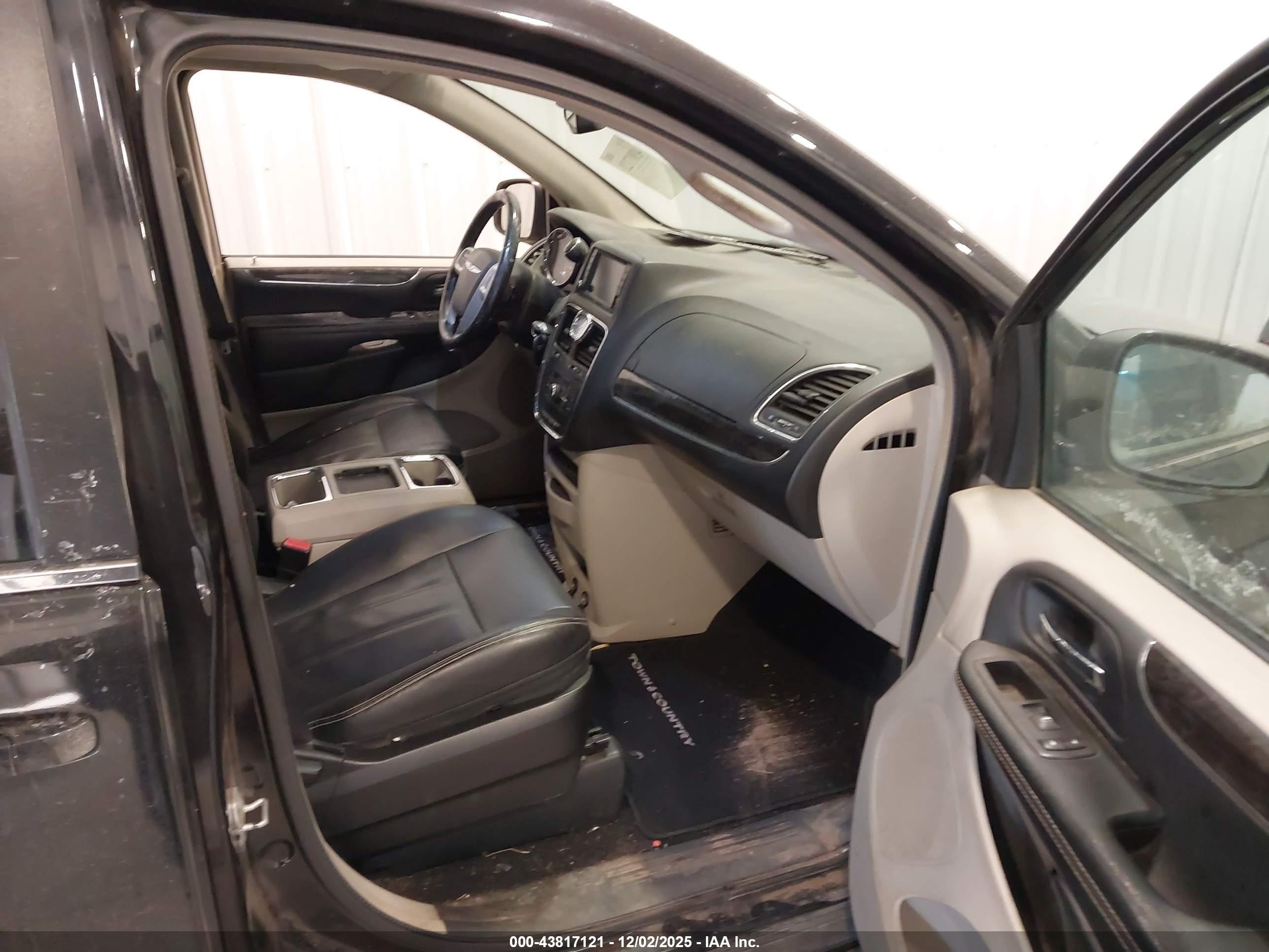 CHRYSLER TOWN image 5