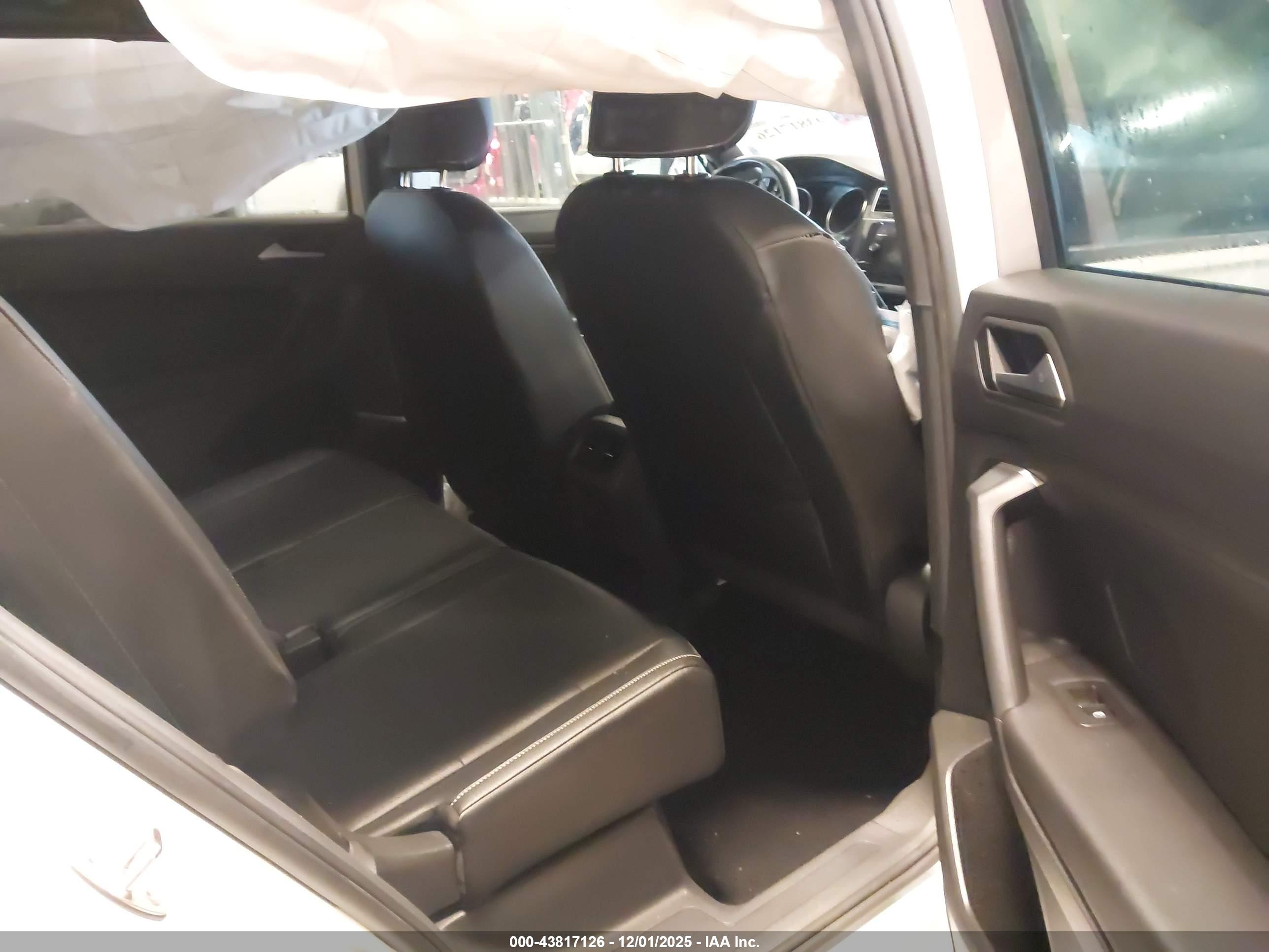 VOLKSWAGEN TIGUAN image 8