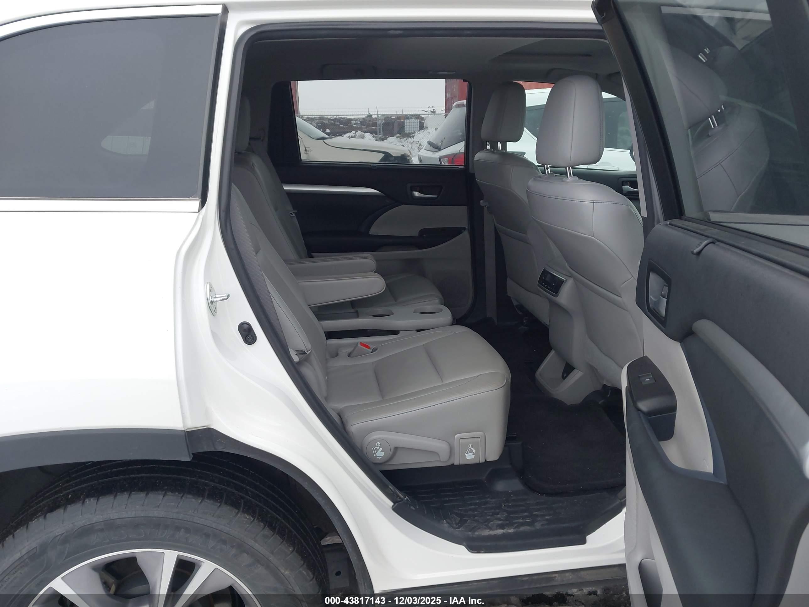 TOYOTA HIGHLANDER image 8