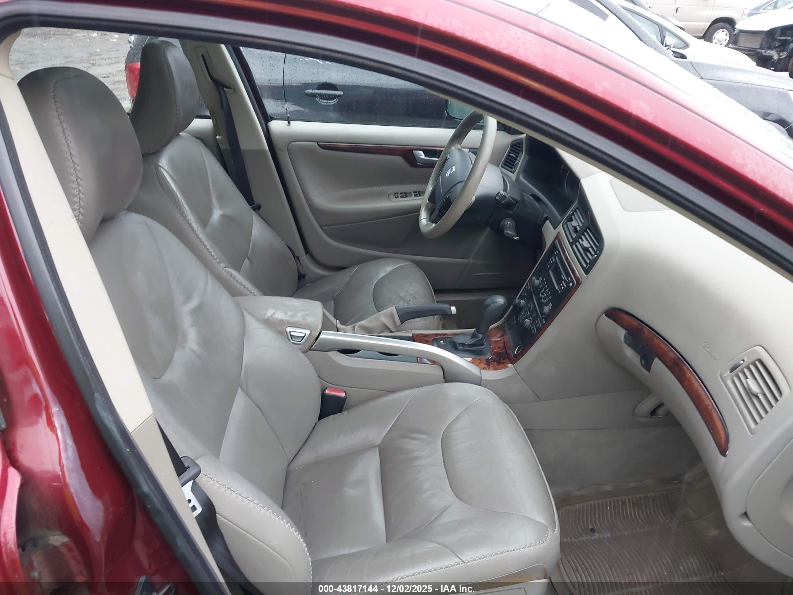VOLVO XC70 image 5