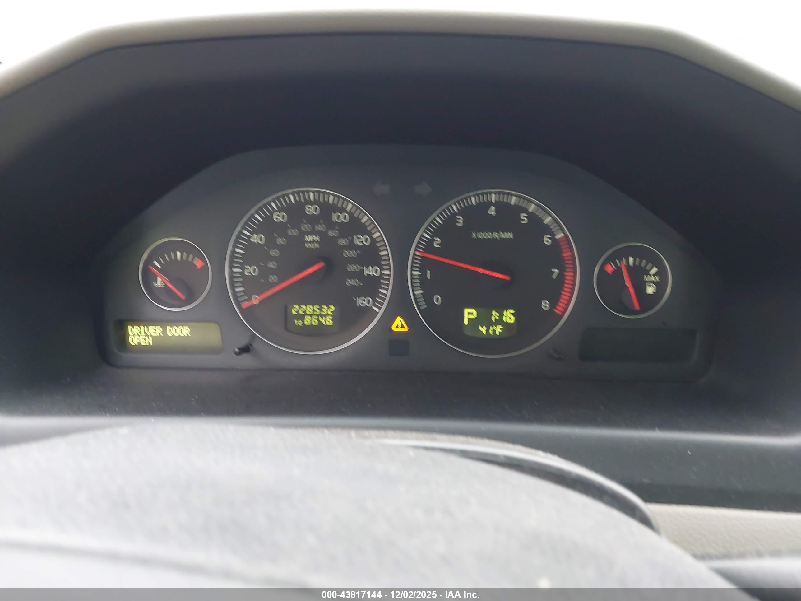 VOLVO XC70 image 7