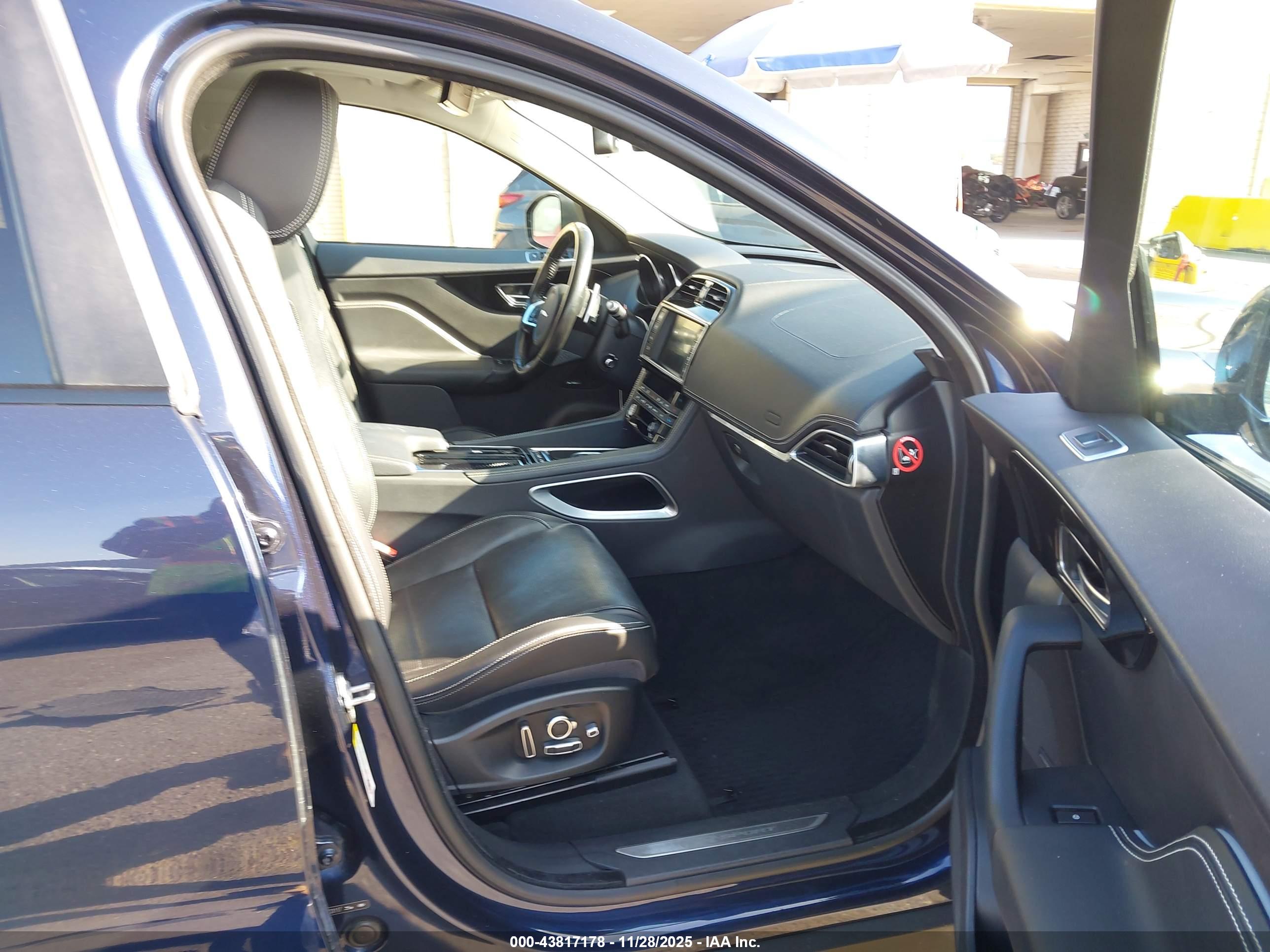 JAGUAR F-PACE image 5