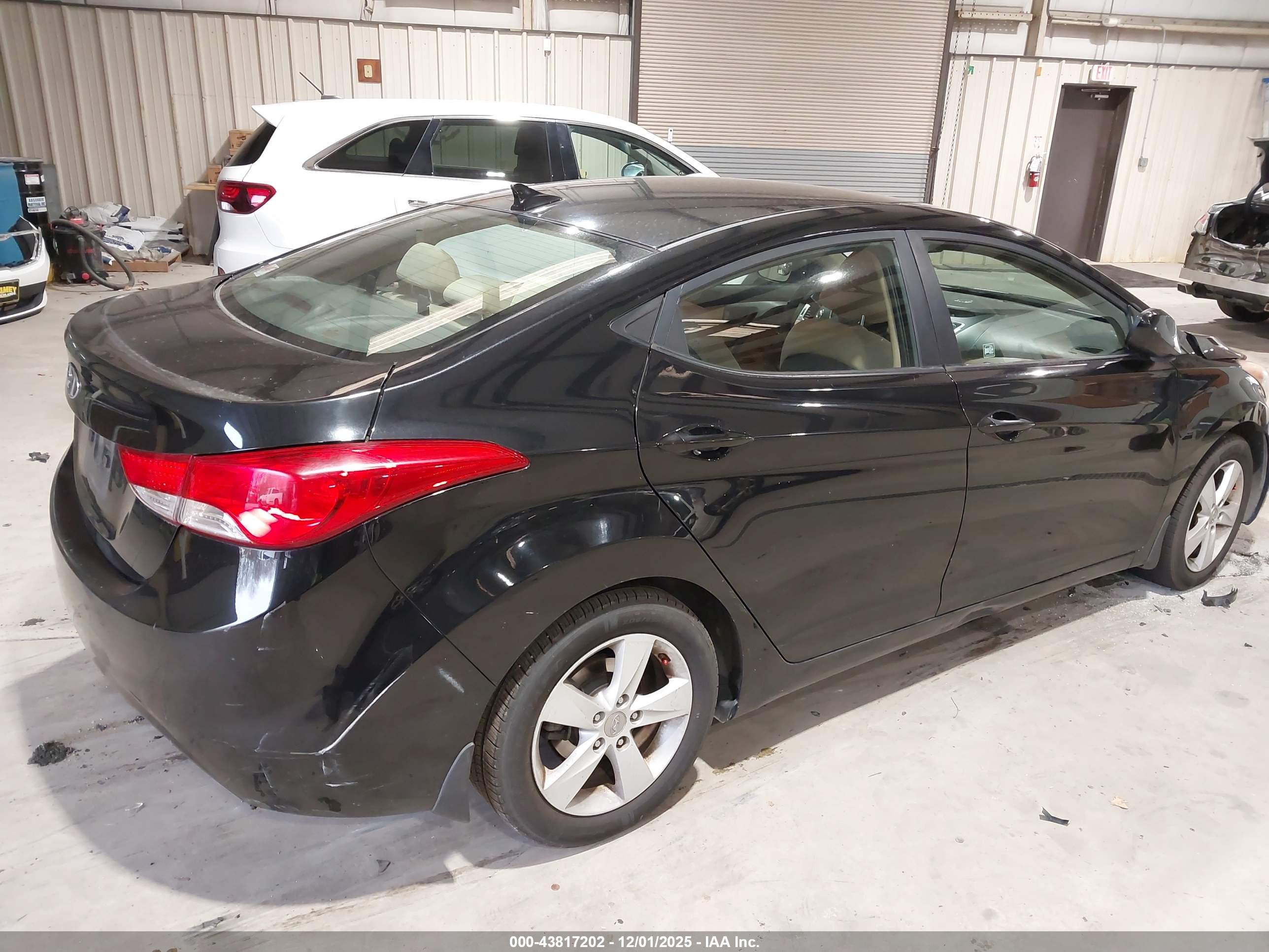 HYUNDAI ELANTRA image 4