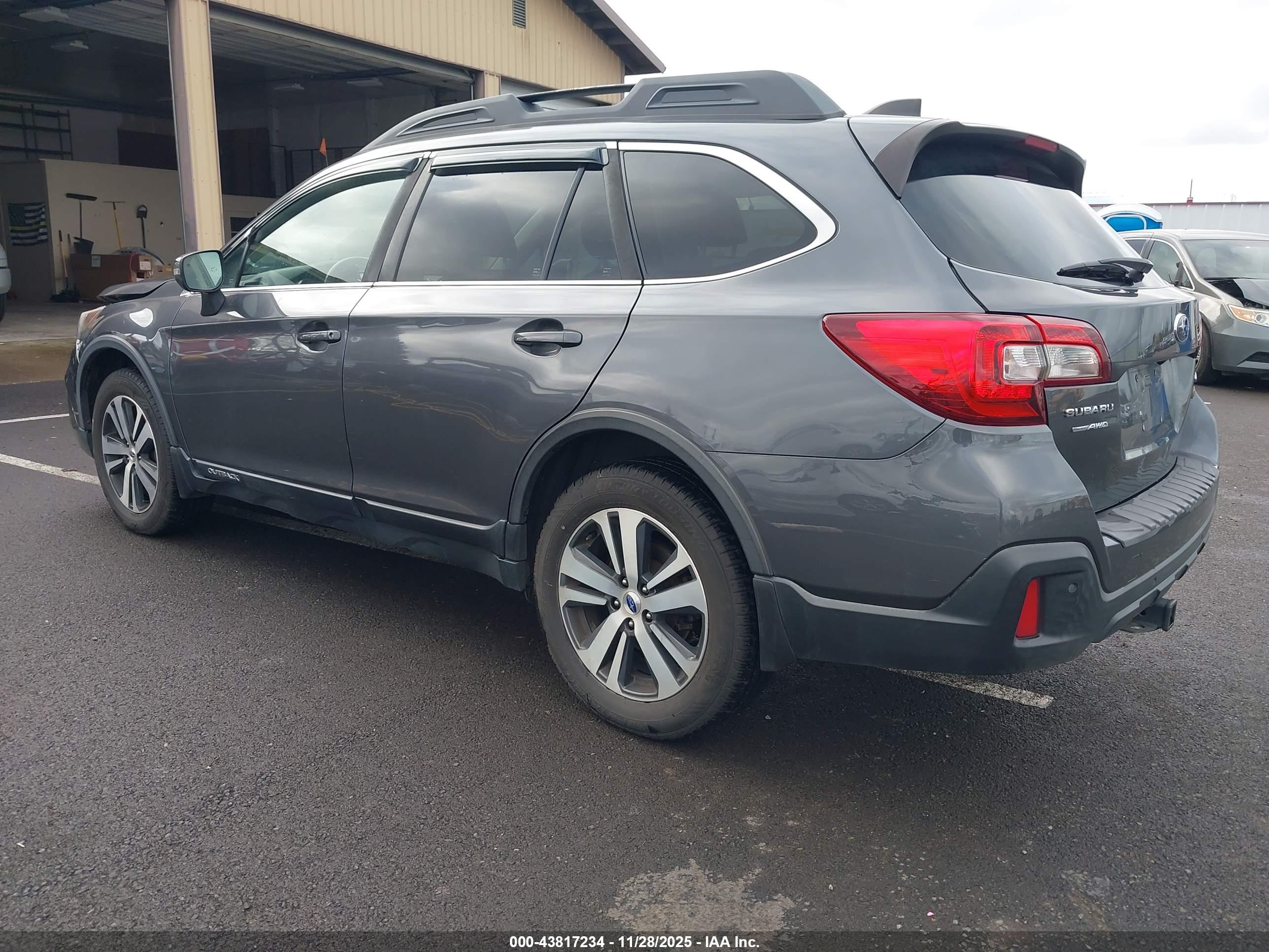 SUBARU OUTBACK image 3