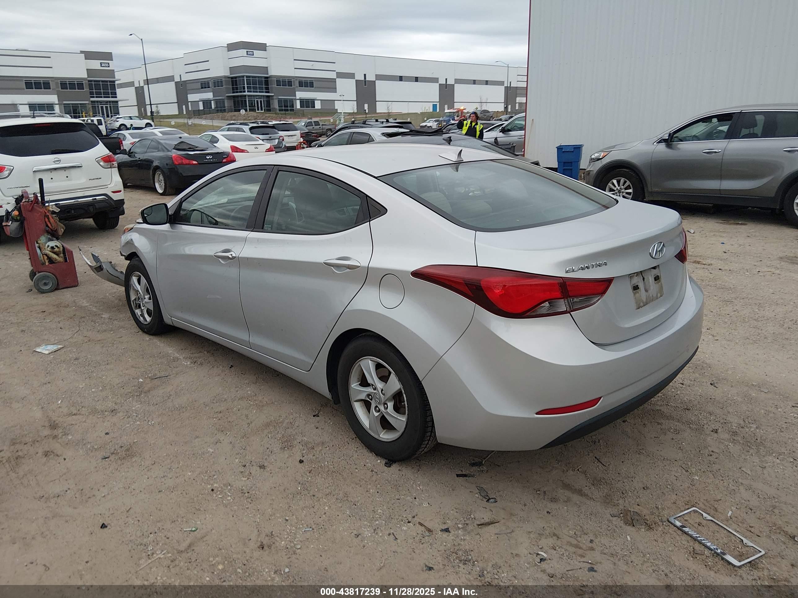 HYUNDAI ELANTRA image 3