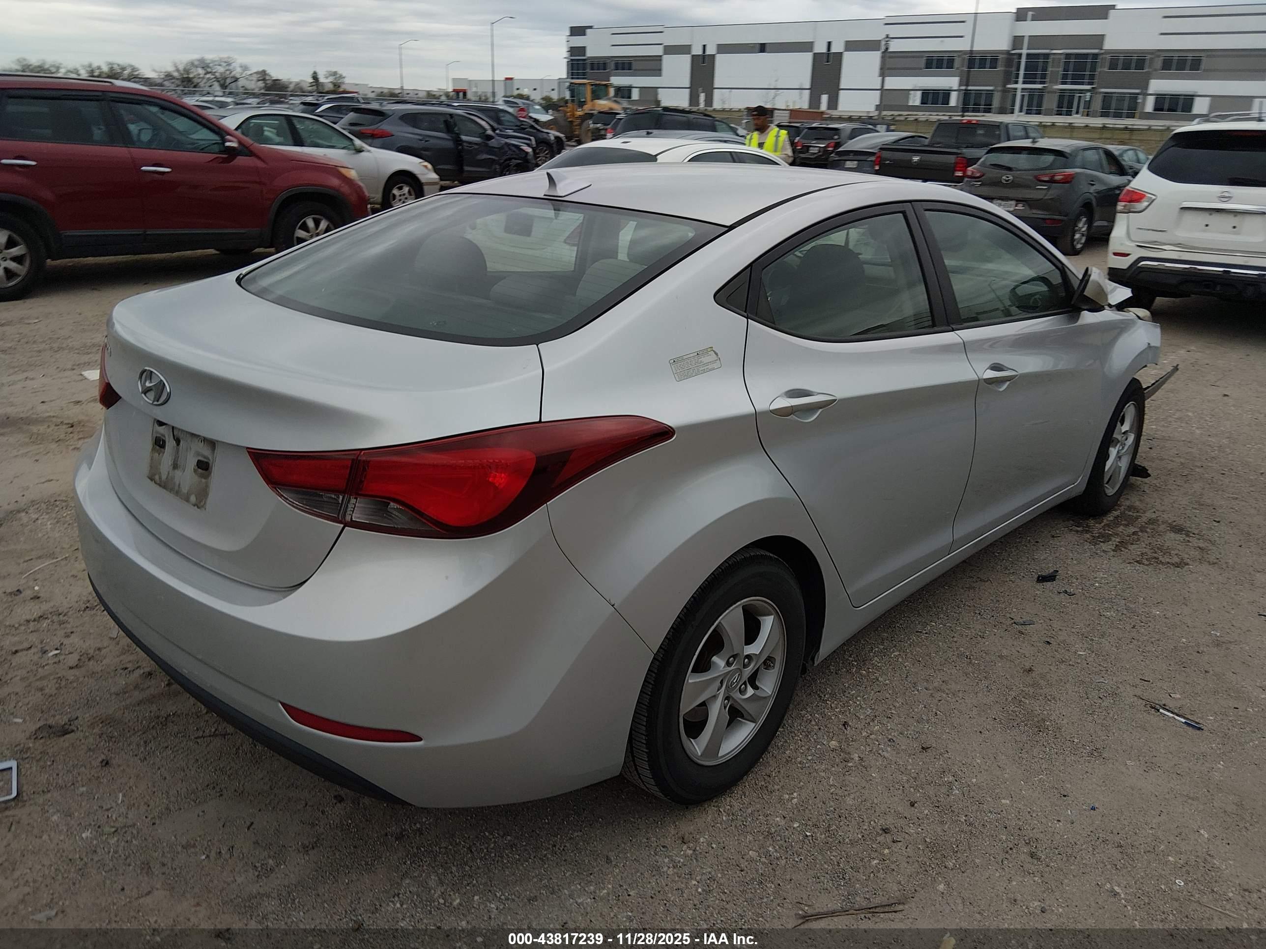 HYUNDAI ELANTRA image 4