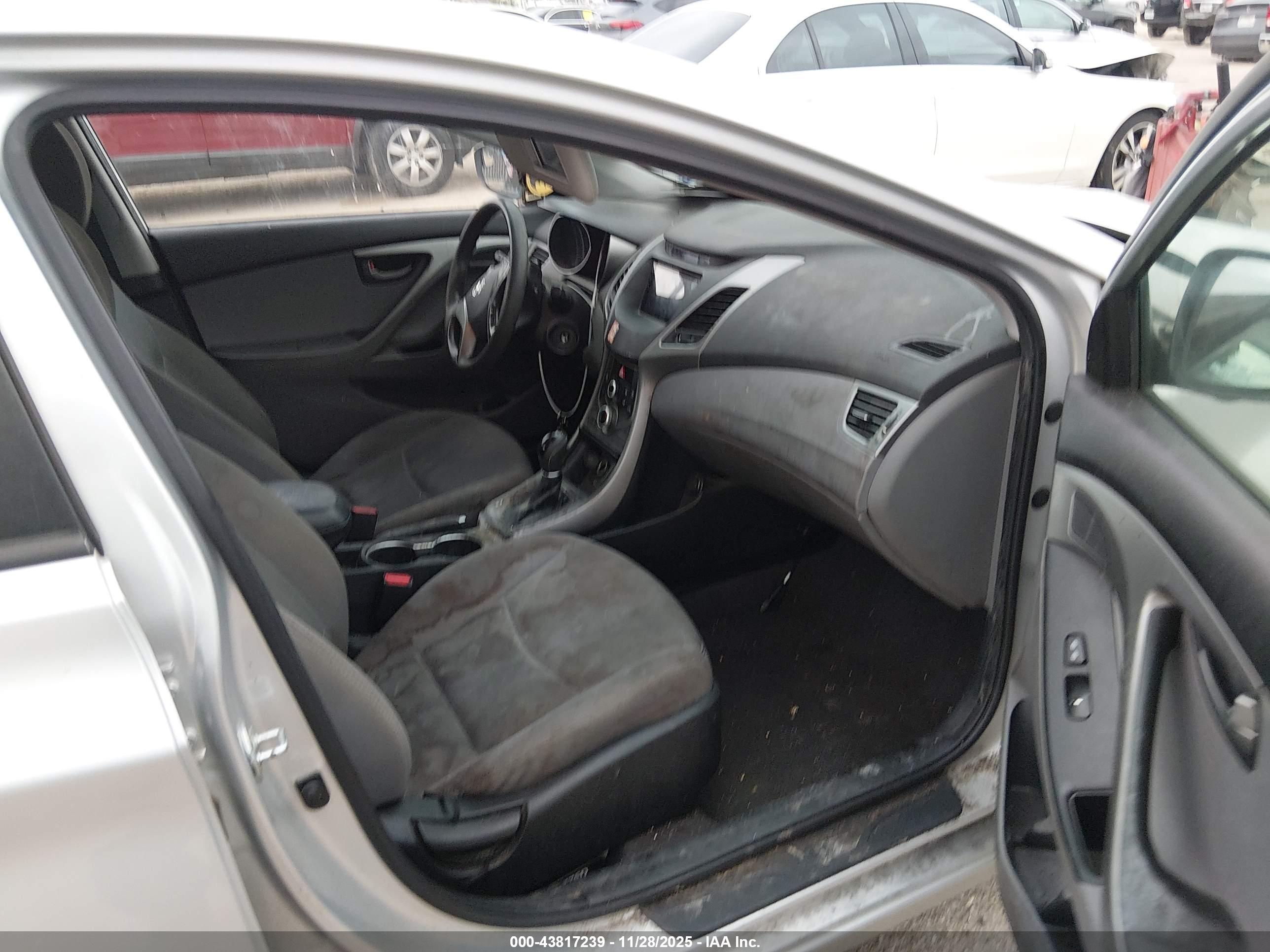 HYUNDAI ELANTRA image 5
