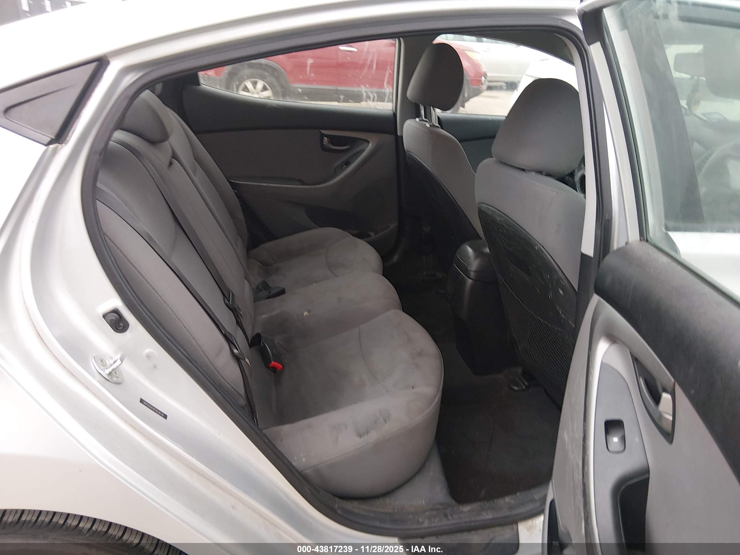 HYUNDAI ELANTRA image 8