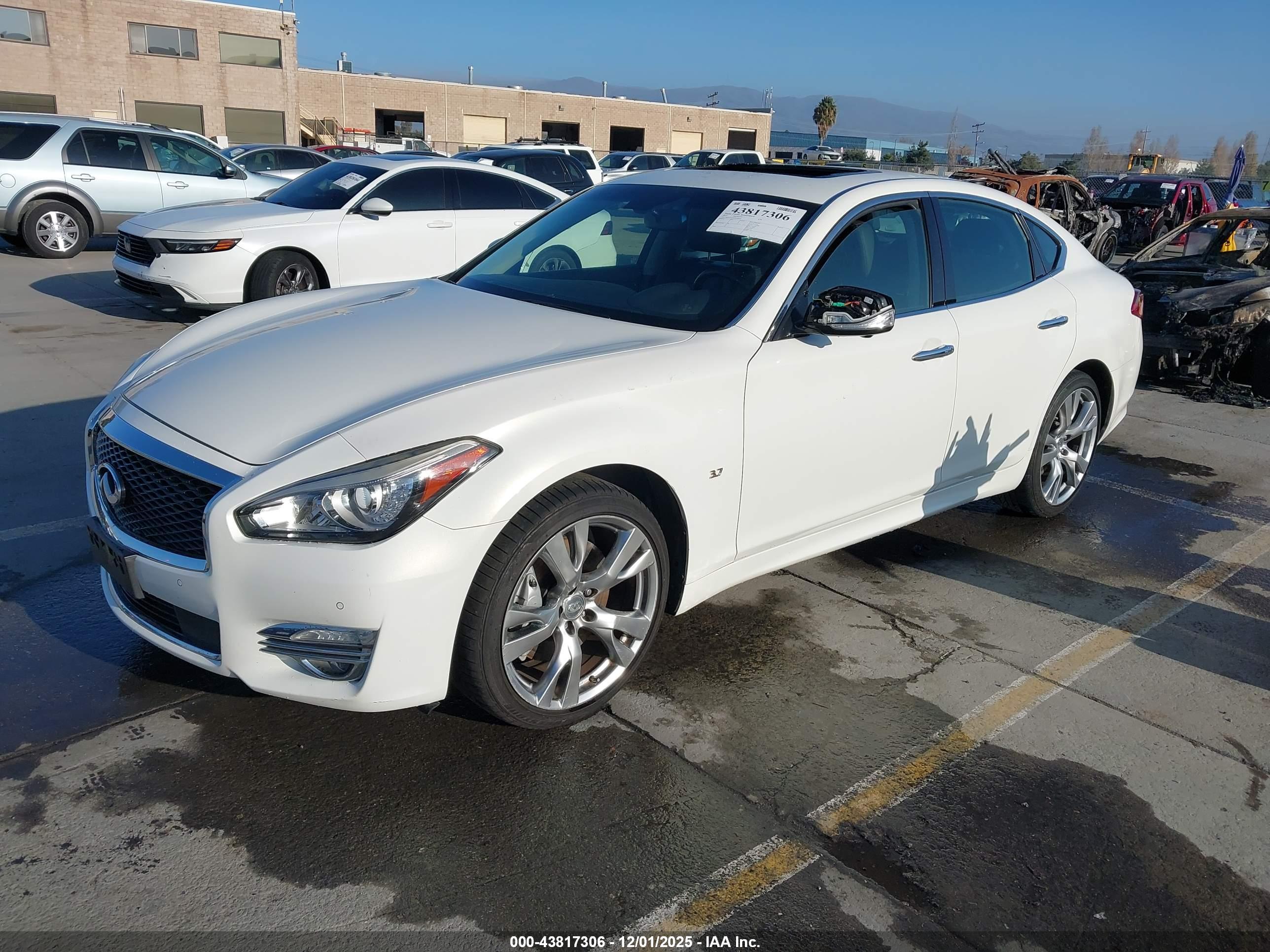INFINITI Q70 image 2