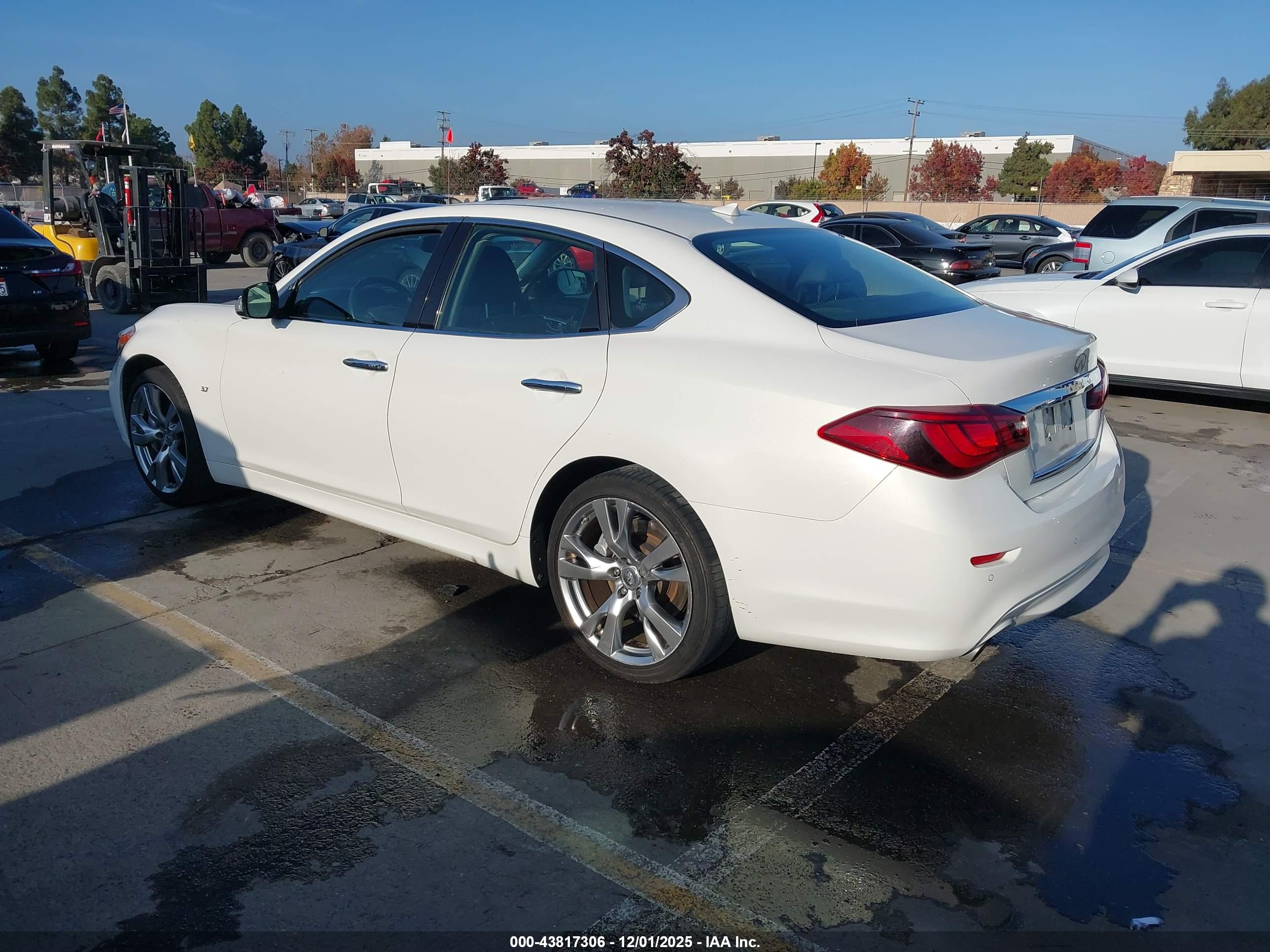 INFINITI Q70 image 3