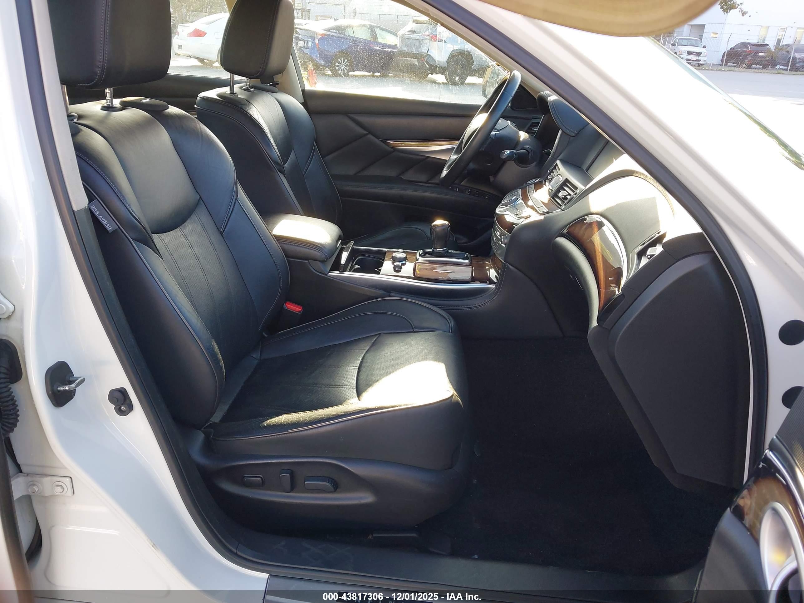 INFINITI Q70 image 5