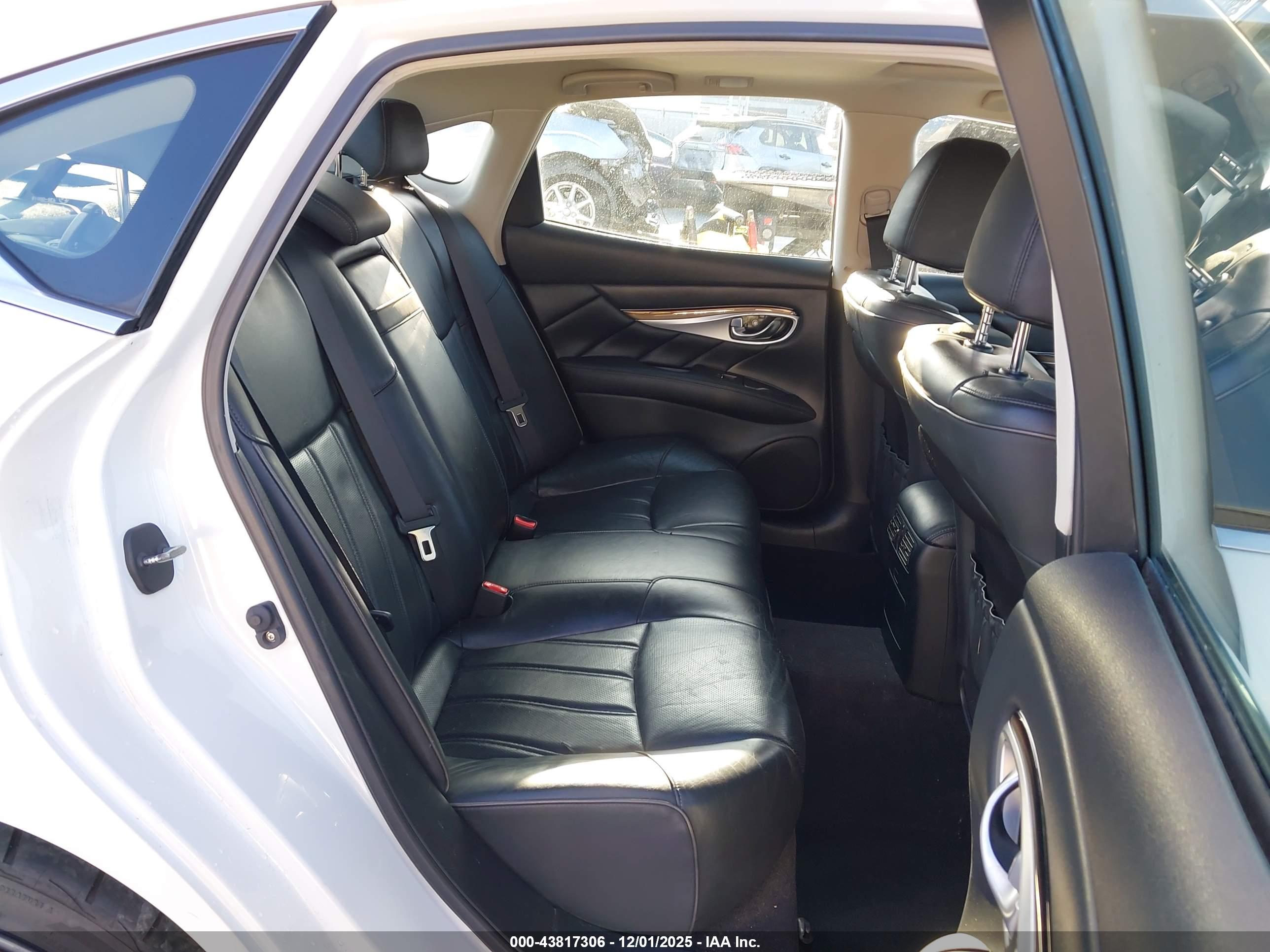 INFINITI Q70 image 8
