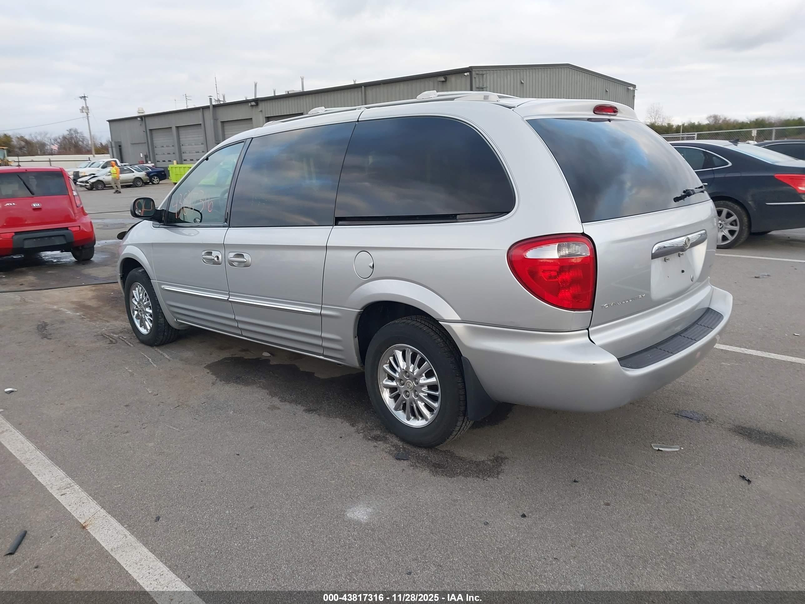 CHRYSLER TOWN image 3