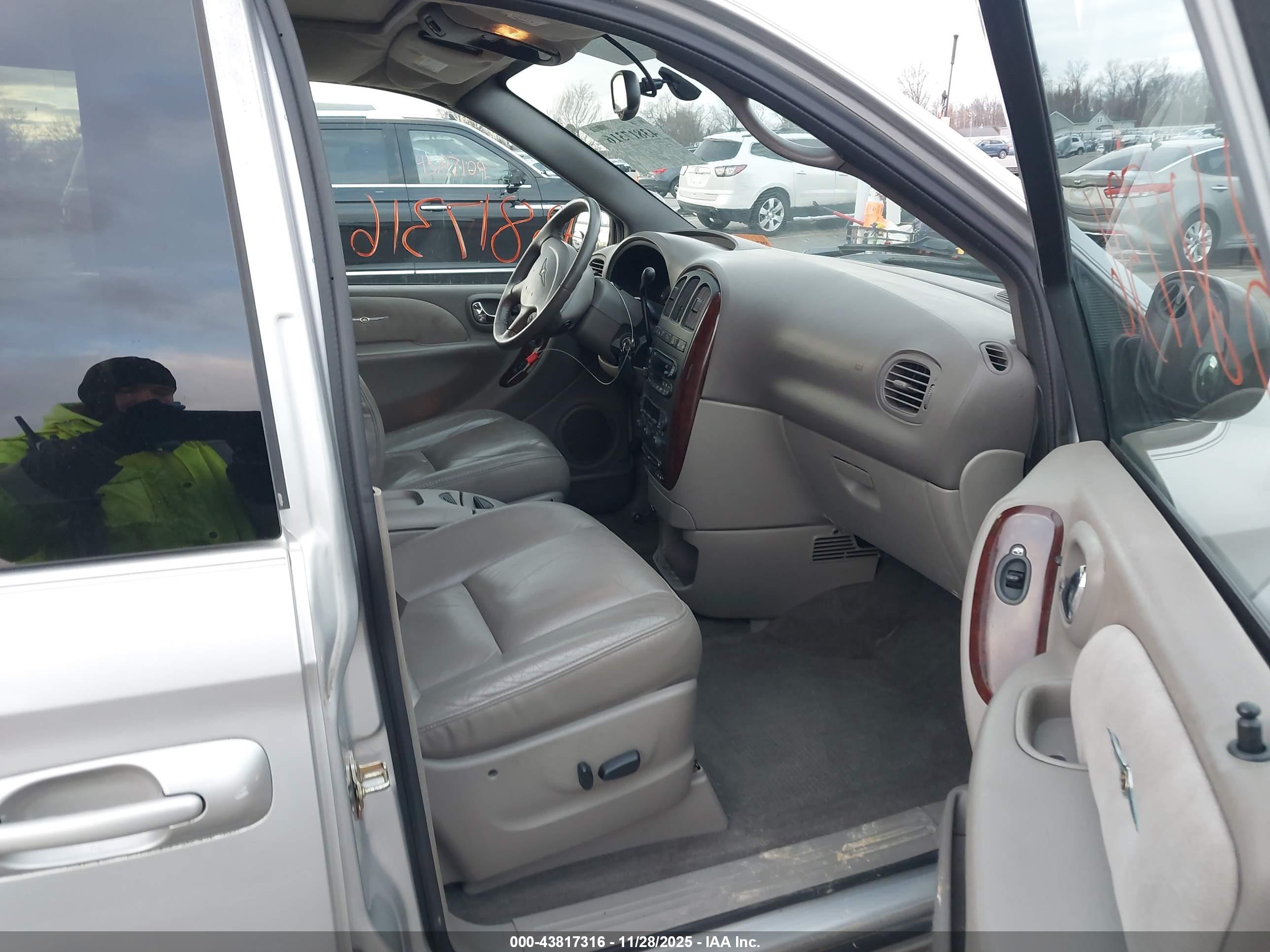 CHRYSLER TOWN image 5