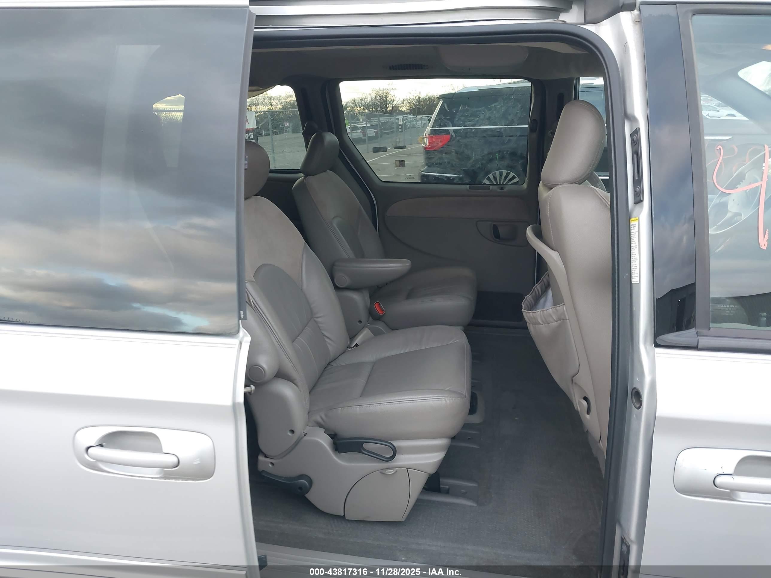 CHRYSLER TOWN image 8