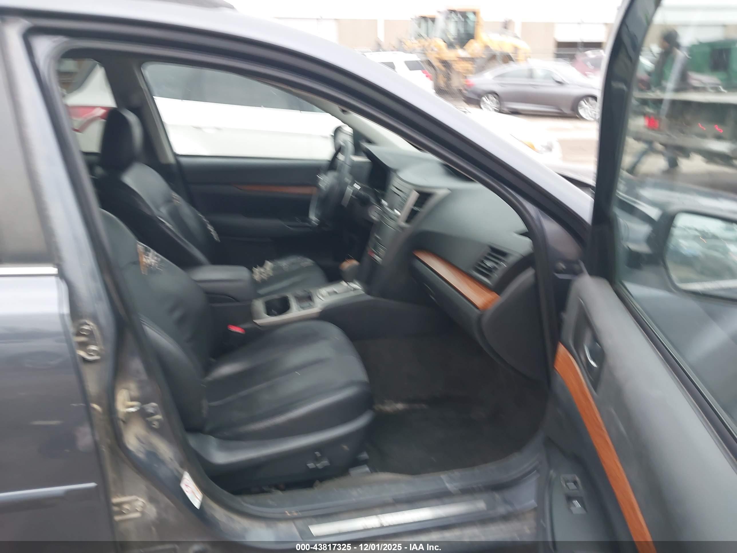 SUBARU OUTBACK image 5