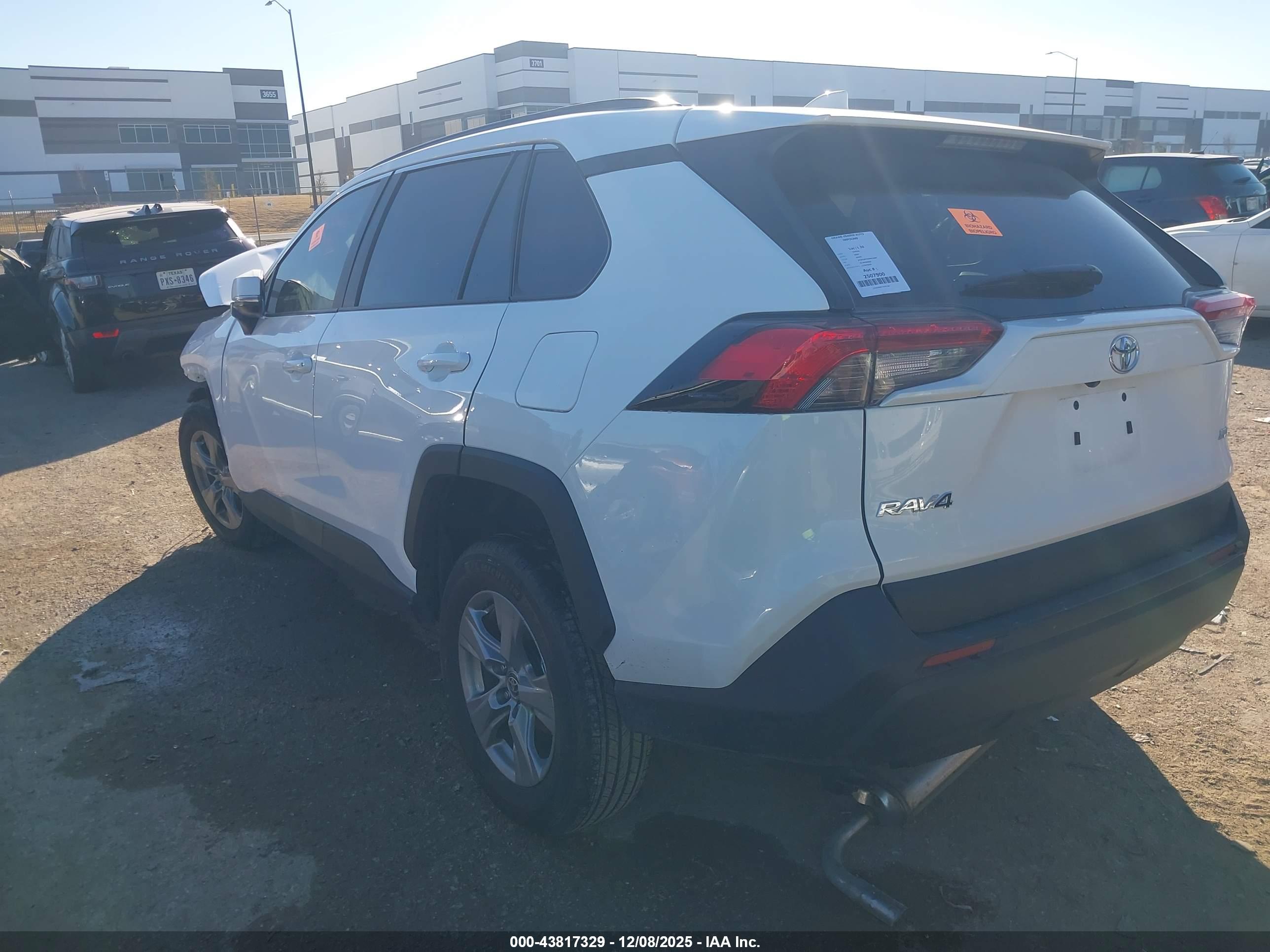 TOYOTA RAV4 image 3