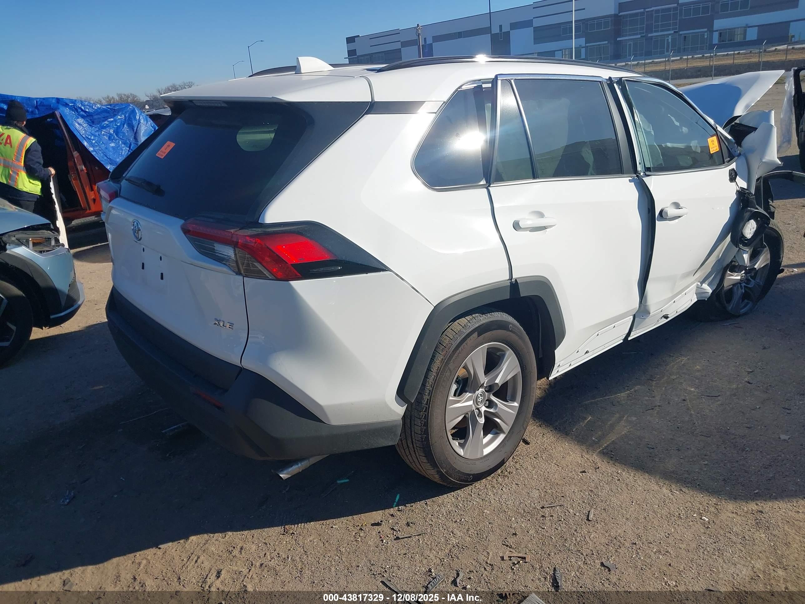 TOYOTA RAV4 image 4