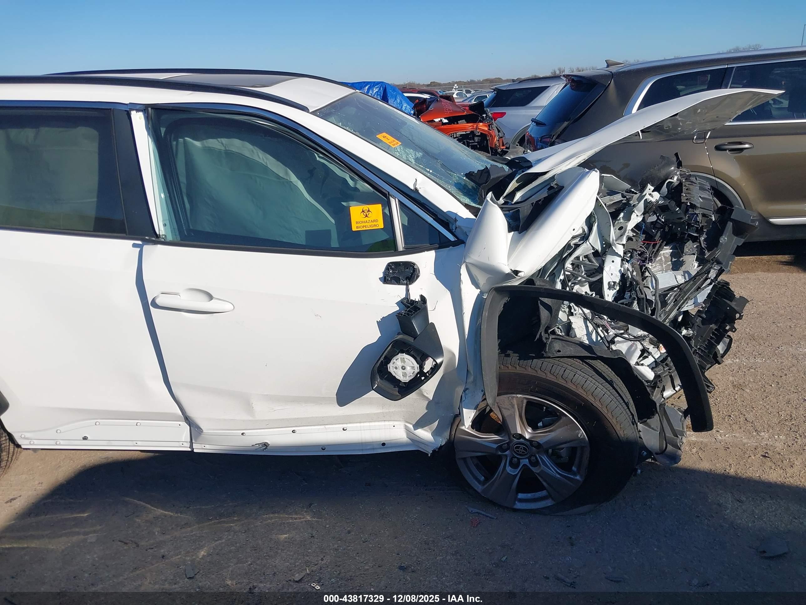 TOYOTA RAV4 image 6