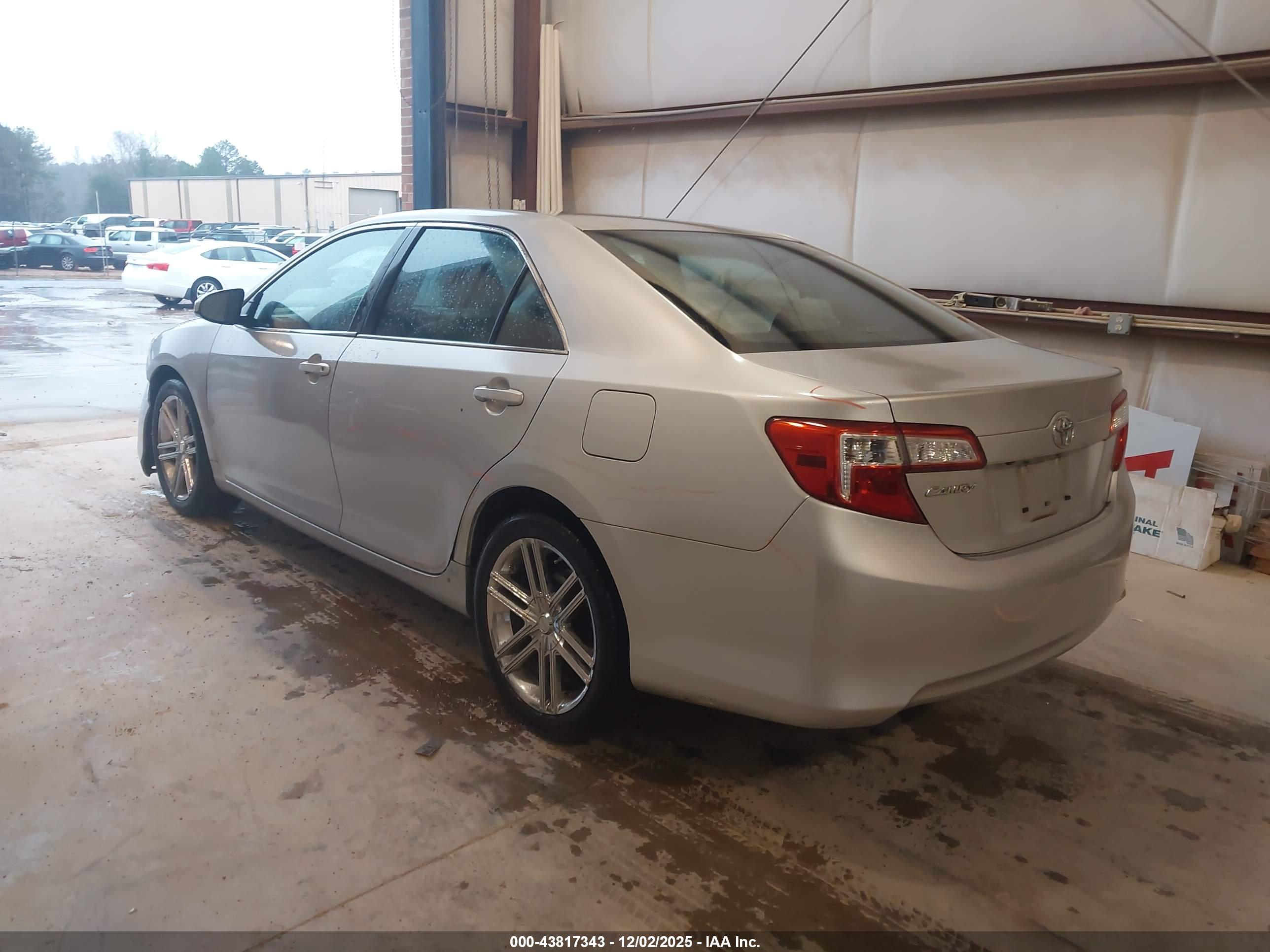 TOYOTA CAMRY image 3