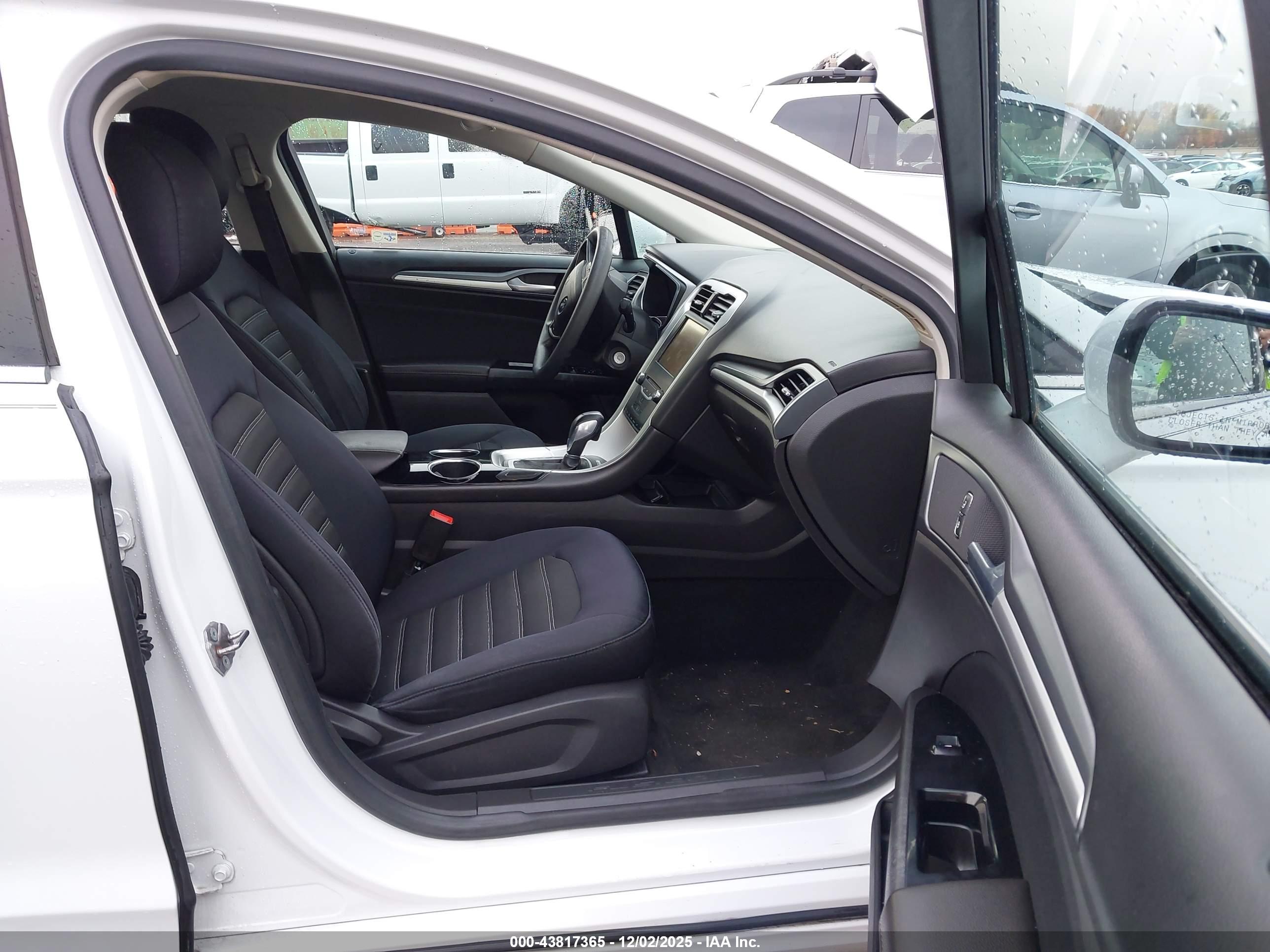 FORD FUSION image 5