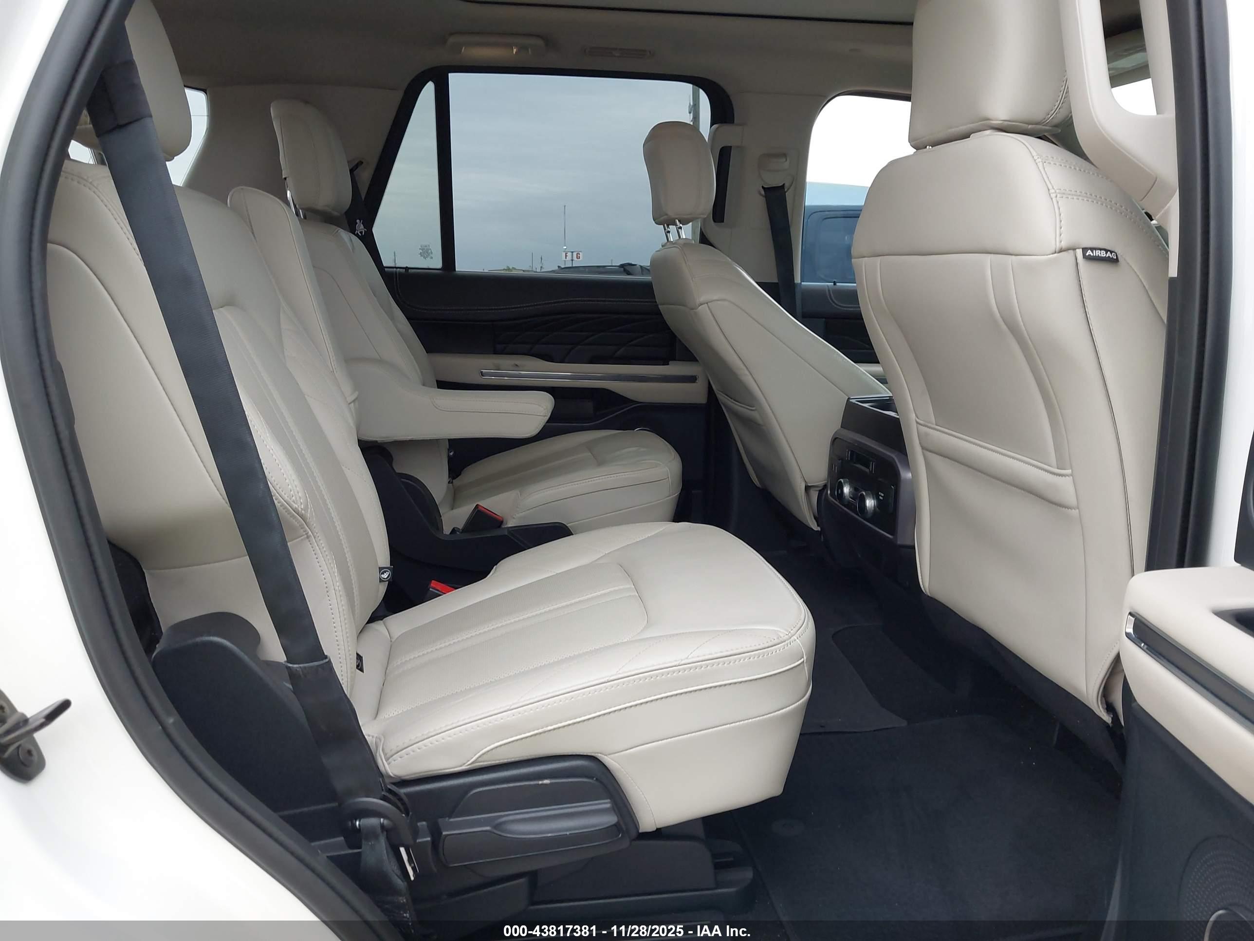 FORD EXPEDITION image 8