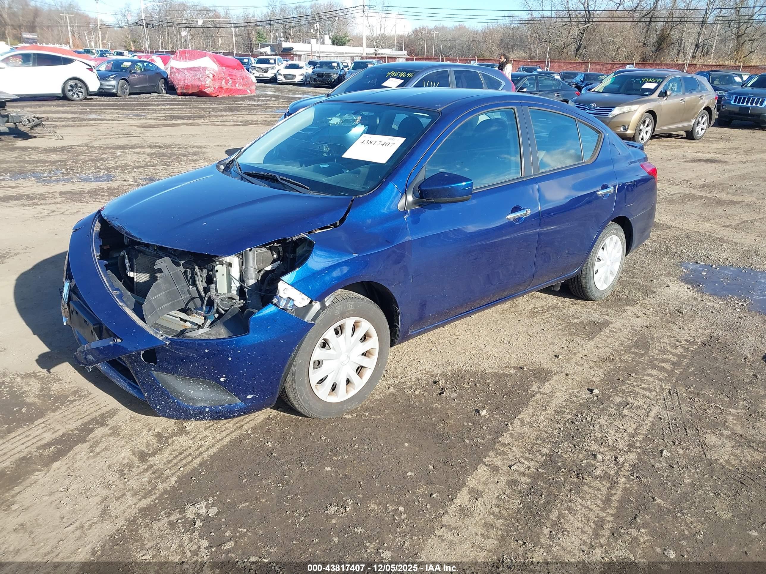 NISSAN VERSA image 2