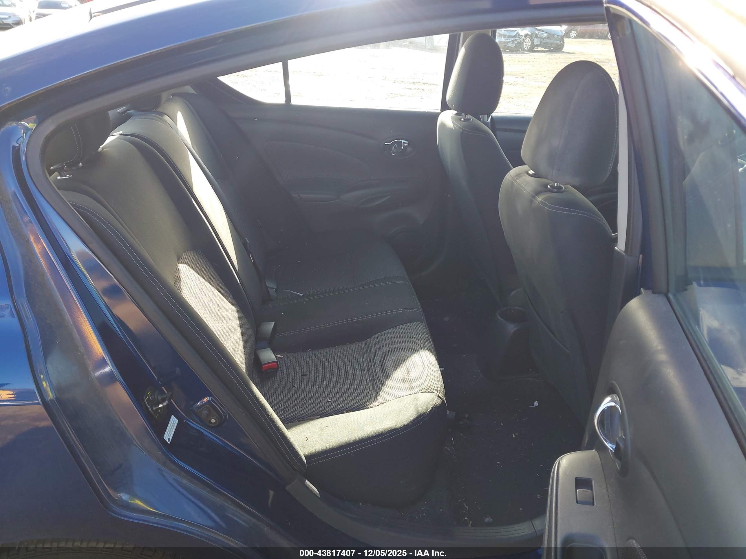 NISSAN VERSA image 8