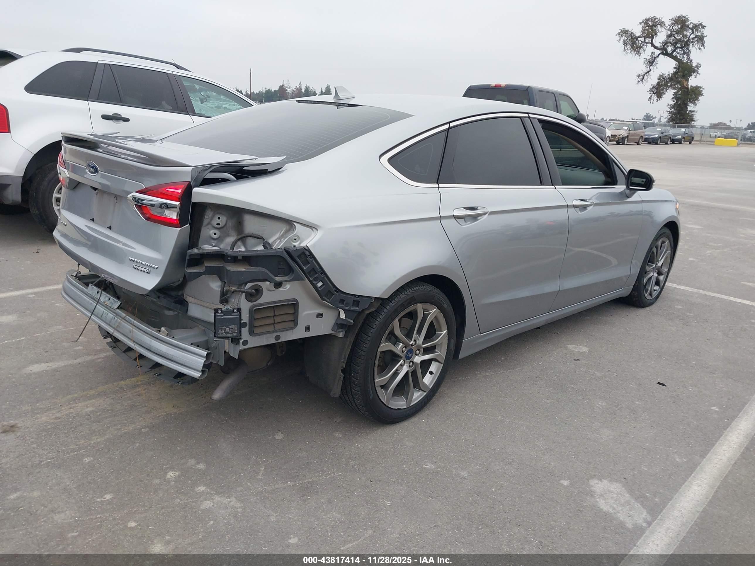 FORD FUSION image 4