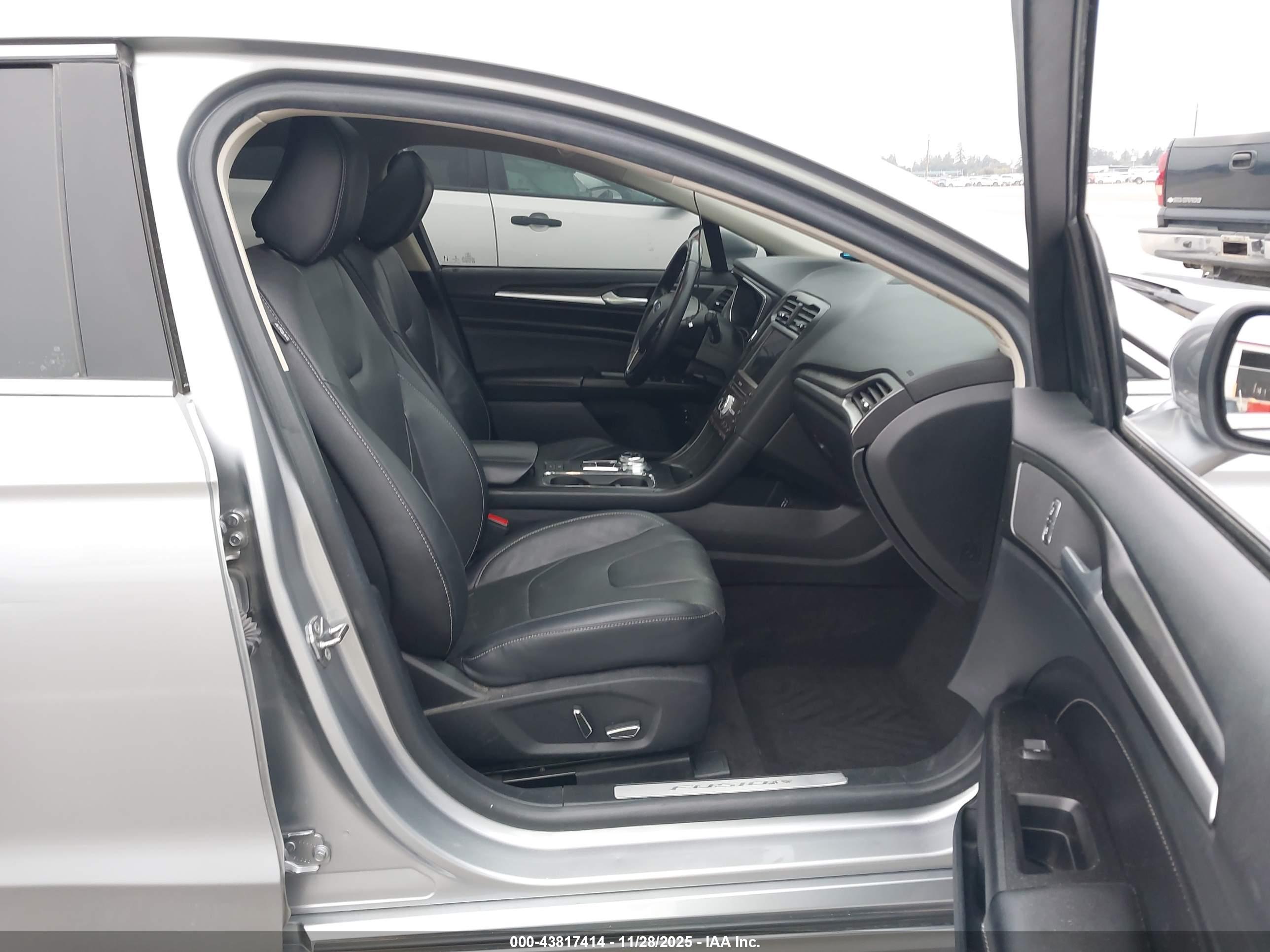 FORD FUSION image 5