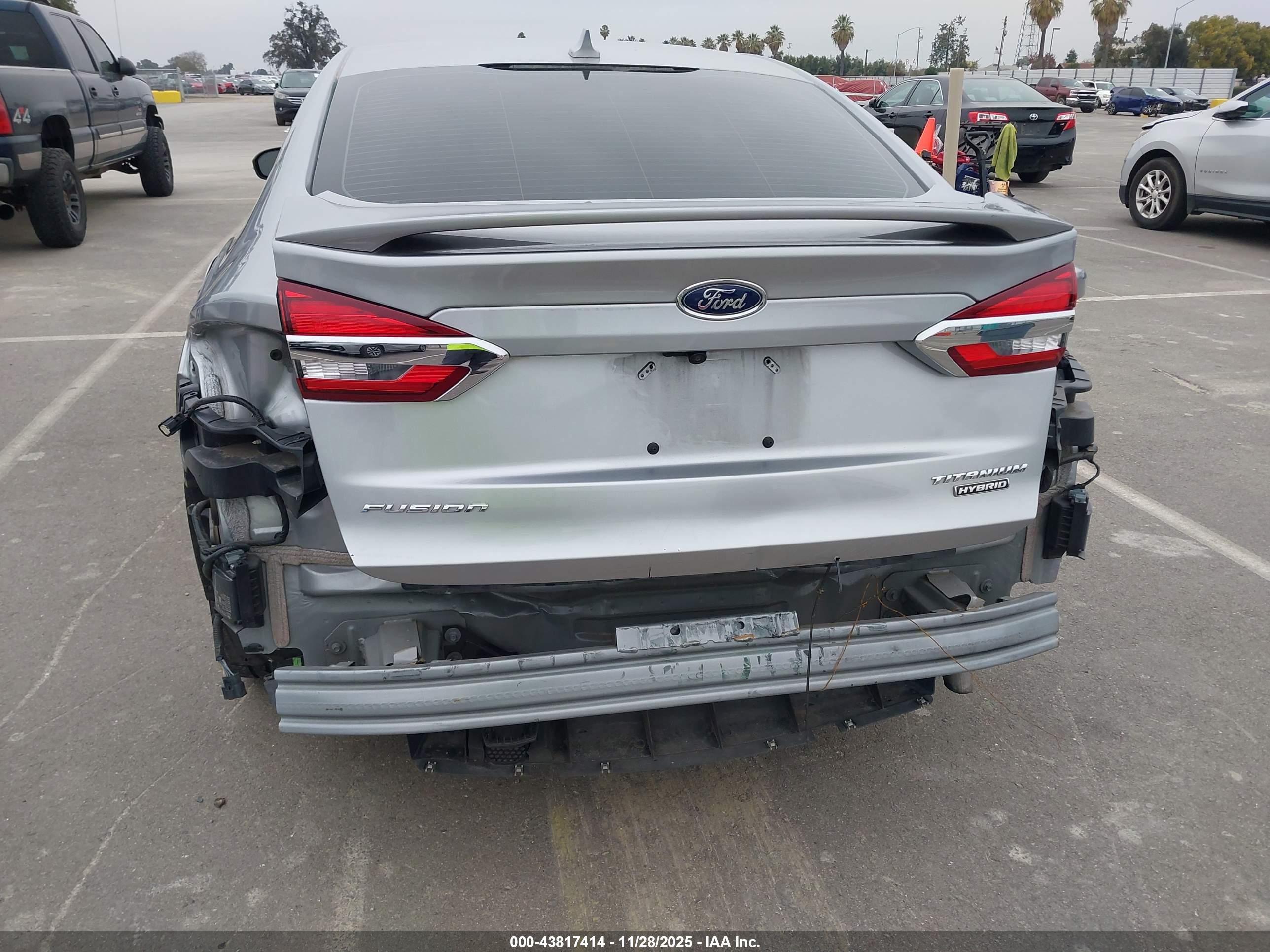 FORD FUSION image 6